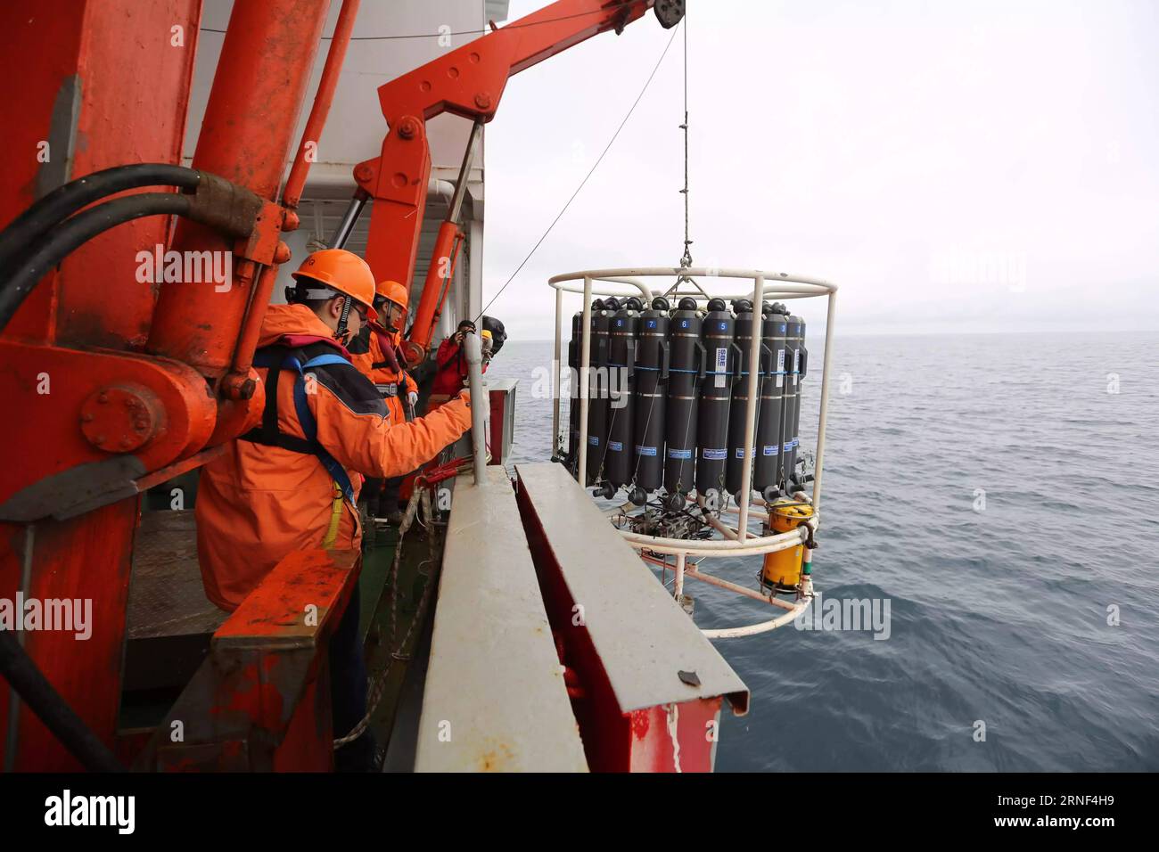 (160718) -- A BORDO DI XUELONG, 18 luglio 2016 -- i ricercatori abbassano un dispositivo CTD in acqua sul rompighiaccio cinese Xuelong, o Drago di neve, mentre la nave di ricerca arriva nella zona marina dell'Oceano Pacifico settentrionale, la prima stazione della sua spedizione, il 18 luglio 2016. Xuelong lasciò Shanghai l'11 luglio per l'Artico, la settima spedizione del paese nella regione polare. (wyo) NORTH PACIFIC OCEAN-CHINA-XUELONG-EXPEDITION WuxYue PUBLICATIONxNOTxINxCHN 160718 a bordo di XUELONG 18 luglio 2016 ricercatori abbassano un dispositivo CTD in acqua SUL rompighiaccio cinese XUELONG o Snow Dragon come R Foto Stock