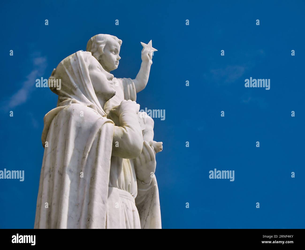 La statua bianca di nostra Signora del mare vicino alla cima della collina di Heaval sull'isola di barra nelle Ebridi esterne, Scozia, Regno Unito. Preso da una sunn Foto Stock