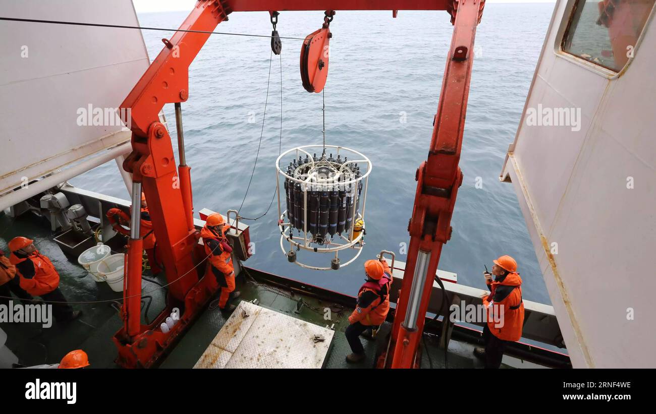 (160718) -- A BORDO DI XUELONG, 18 luglio 2016 -- i ricercatori ritirano un dispositivo CTD sul rompighiaccio cinese Xuelong, o Drago di neve, mentre la nave di ricerca arriva nella zona marina dell'Oceano Pacifico settentrionale, la prima stazione della sua spedizione, il 18 luglio 2016. Xuelong lasciò Shanghai l'11 luglio per l'Artico, la settima spedizione del paese nella regione polare. (wyo) NORTH PACIFIC OCEAN-CHINA-XUELONG-EXPEDITION WuxYue PUBLICATIONxNOTxINxCHN 160718 a bordo di XUELONG 18 luglio 2016 i ricercatori ritirano un dispositivo CTD SUL rompighiaccio cinese XUELONG o Snow Dragon come nave di ricerca A. Foto Stock