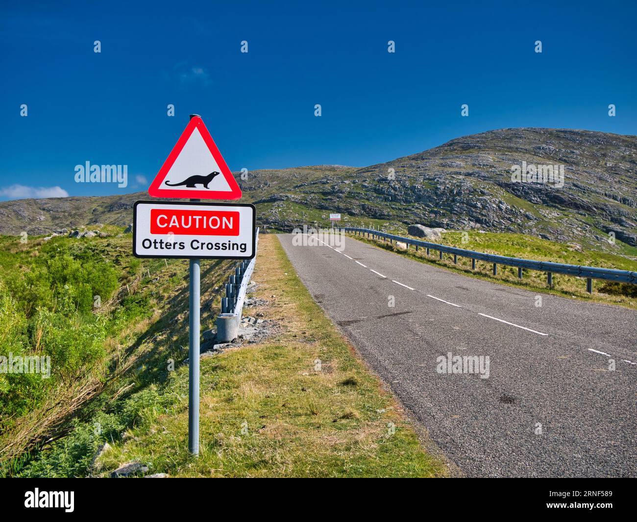 Segnali stradali che segnalano che le lontre potrebbero attraversare la strada davanti. Preso al ponte per l'isola di Scalpay nelle Ebridi esterne, Scozia, Regno Unito, su a S Foto Stock