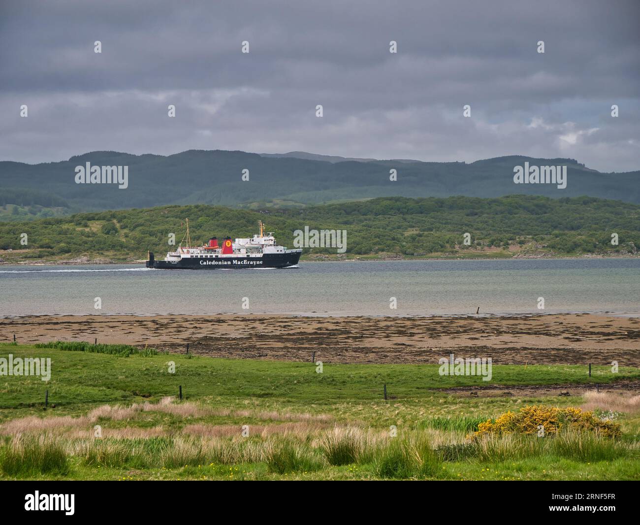 Un traghetto per auto Caledonian MacBrayne (Cal Mac) a West Loch Tarbert, al largo di Corran Point sulla penisola Kintyre ad Argyll, Scozia, Regno Unito. Foto Stock