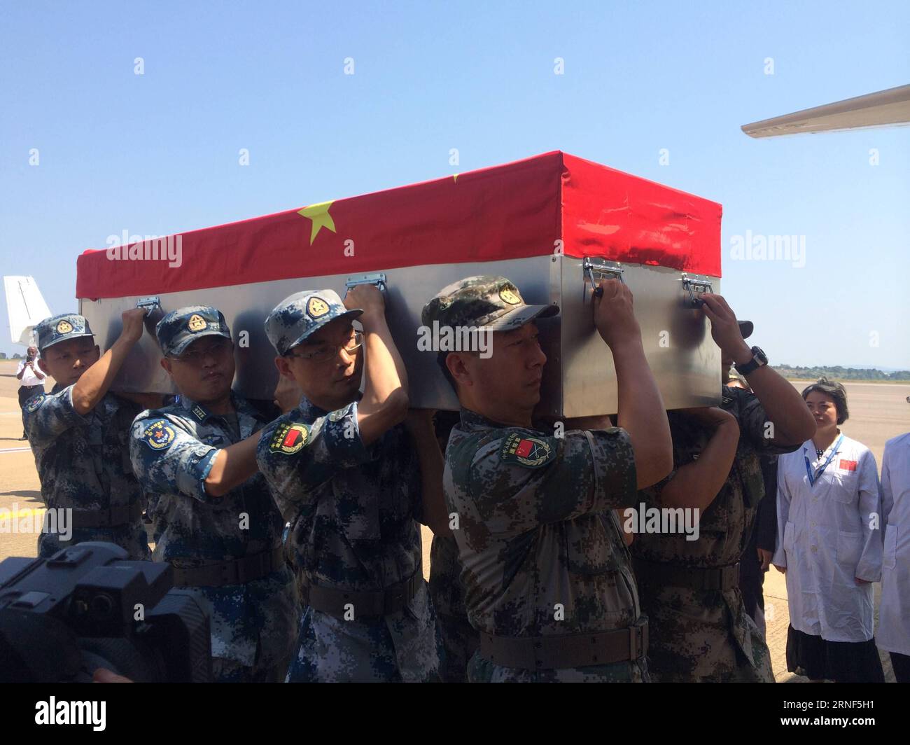 (160719) -- ENTEBBE, 19 luglio 2016 -- i membri della squadra militare cinese portano la bara del peacekeeper cinese ucciso nei recenti combattimenti nel Sud Sudan su un aereo all'aeroporto internazionale di Entebbe, Uganda, il 19 luglio 2016. I resti di due forze di pace cinesi dell'ONU uccisi nei recenti combattimenti in Sud Sudan hanno lasciato l'Uganda martedì pomeriggio per la Cina. ) (Syq) UGANDA-ENTEBBE-CHINESE PEACEKEEPERS-REMAINS-RETURN HOME YuanxQing PUBLICATIONxNOTxINxCHN 160719 Entebbe 19 luglio 2016 i membri della squadra militare cinese portano il Coffin del pacificatore cinese UCCISO nei recenti combattimenti in Foto Stock