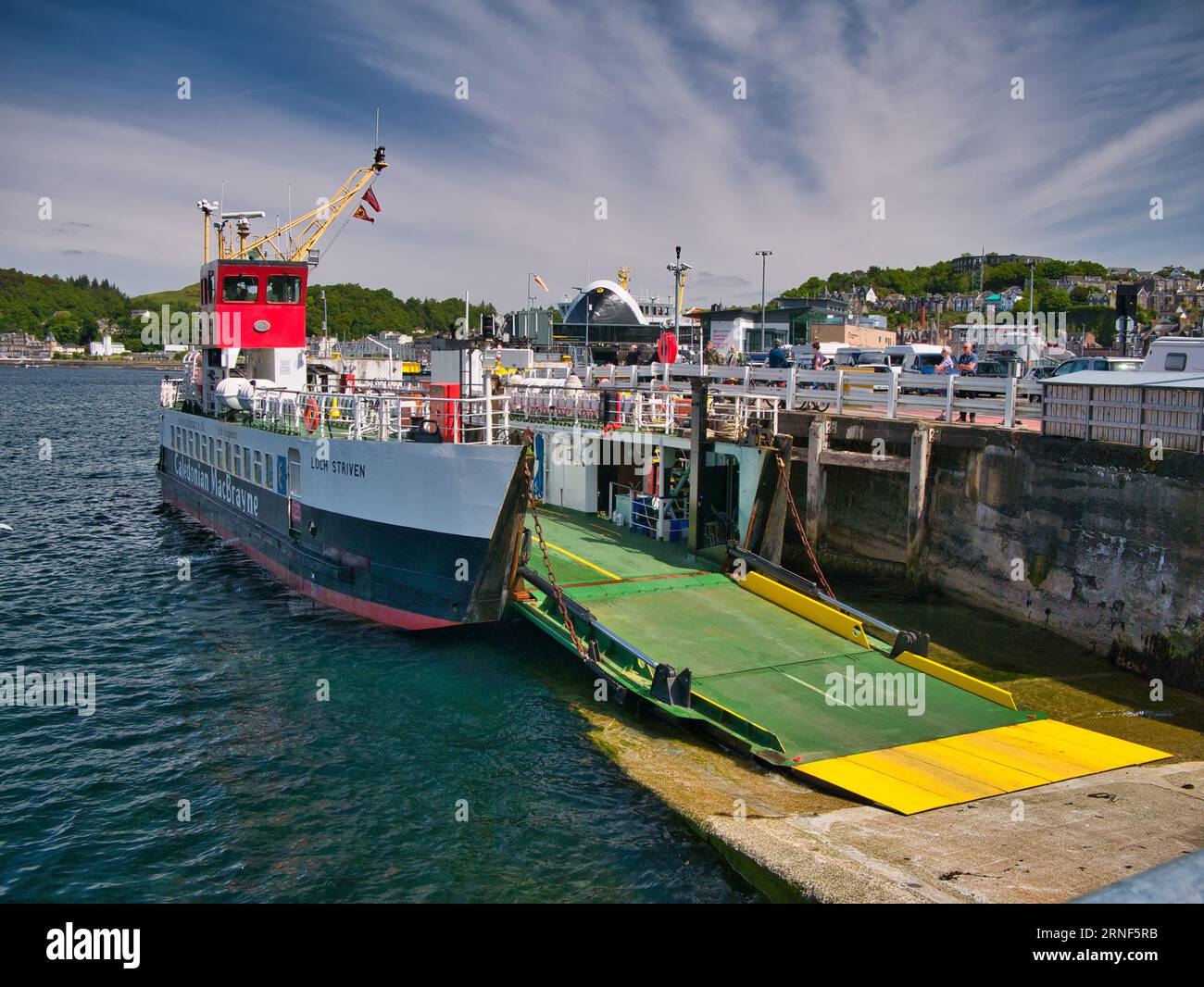 La CalMac utilizzava la MV Loch striven ormeggiata a Oban con rampe di carico dispiegate. Si tratta di un traghetto roll-on-roll-off costruito nel 1986. Pictu Foto Stock