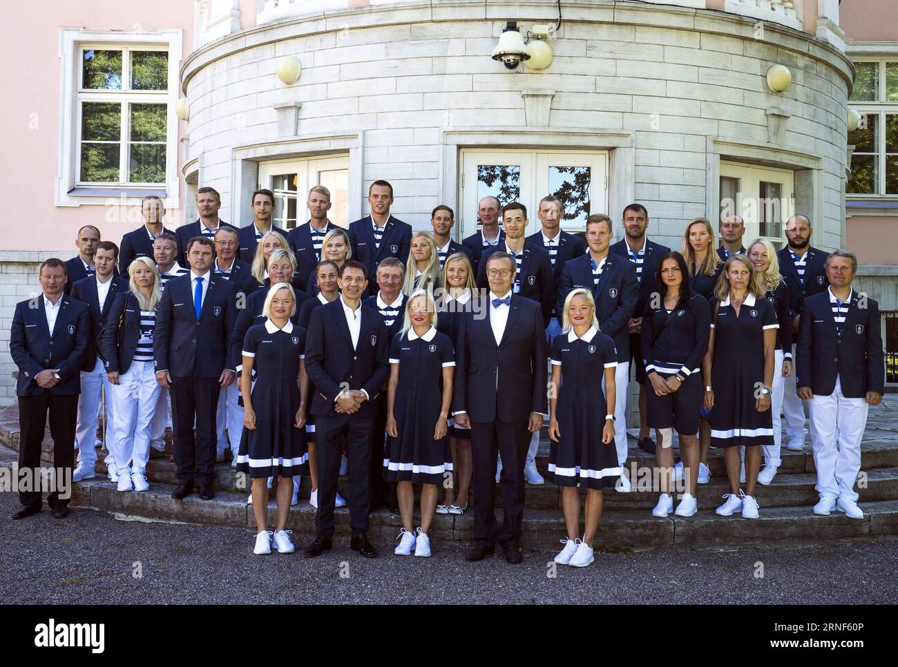 (160720) -- TALLINN, 19 luglio 2016 -- il presidente estone Toomas Hendrik Ilves (1a fila, 2a R) posa per le foto con i membri della delegazione estone per i Giochi Olimpici di Rio a Tallinn, Estonia, il 19 luglio 2016. Toomas Hendrik Ilves ha tenuto un ricevimento al Palazzo Kadriorg martedì per gli atleti estoni prima della loro partenza per Rio de Janeiro per i Giochi Olimpici del 2016. (Xinhua Photo/) (SP)ESTONIA-TALLINN-RIO OLIMPIADI-ATLETI-ACCOGLIENZA SergeixStepanov PUBLICATIONxNOTxINxCHN 160720 Tallinn 19 luglio 2016 il presidente estone Toomas Hendrik Ilves 1st Row 2nd r posa per foto con i membri di E. Foto Stock