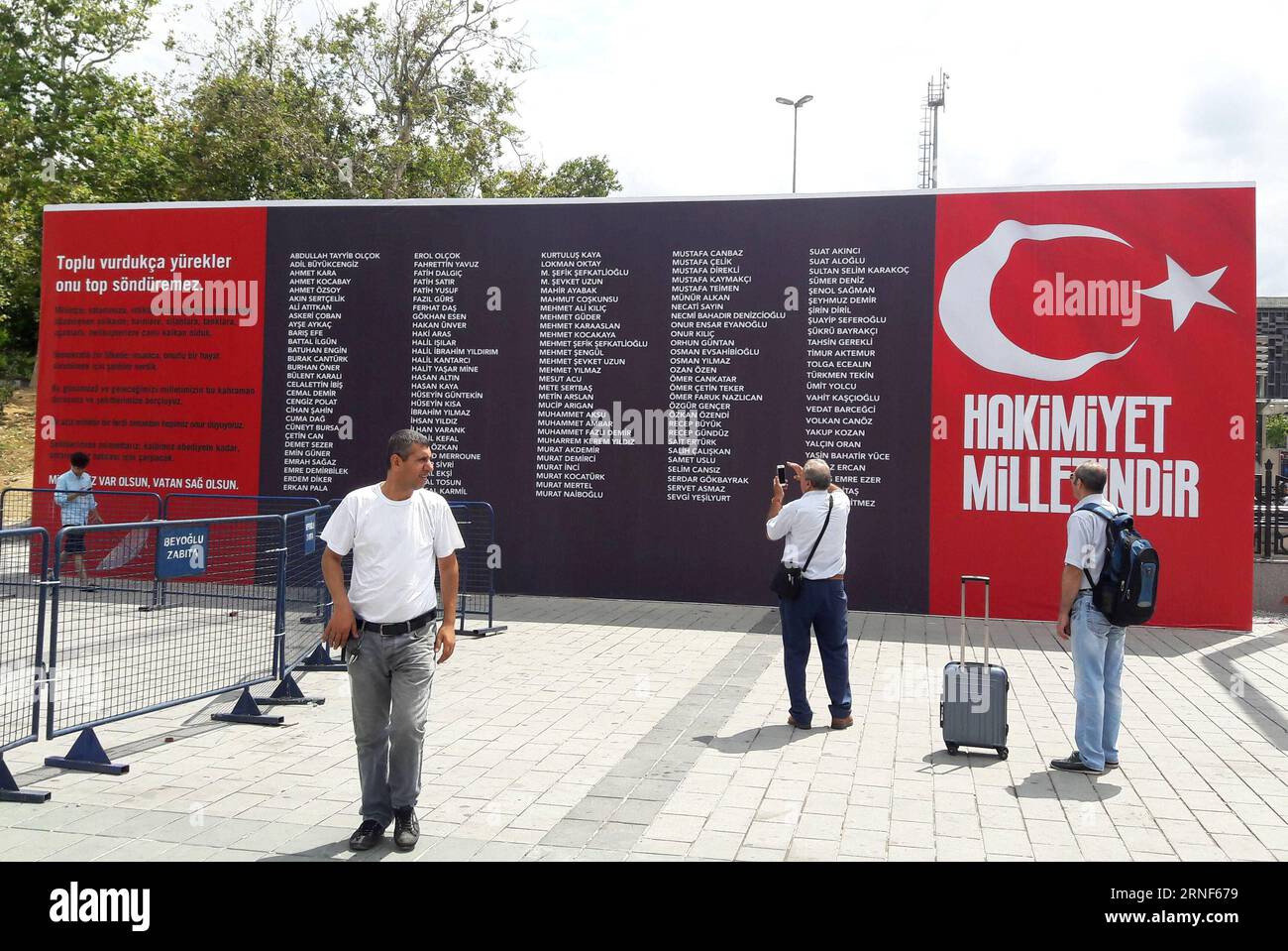 (160720) -- ISTANBUL, 20 luglio 2016 -- foto scattata il 20 luglio 2016 mostra l'elenco delle vittime durante il fallito colpo di stato militare della scorsa settimana a Istanbul, in Turchia. Mercoledì si è tenuta una cerimonia nel cuore di Istanbul per commemorare le 242 persone che hanno perso la vita durante il fallito colpo di stato militare della scorsa settimana. TURCHIA-ISTANBUL-VICTIMS ONORATO Cihan PUBLICATIONxNOTxINxCHN 160720 Istanbul 20 luglio 2016 la foto scattata IL 20 luglio 2016 mostra la lista delle vittime durante il colpo di stato militare fallito della settimana di carico a Istanbul in Turchia una cerimonia What Hero IL mercoledì nel cuore di Istanbul per commemorare la celebrazione del 242 Foto Stock