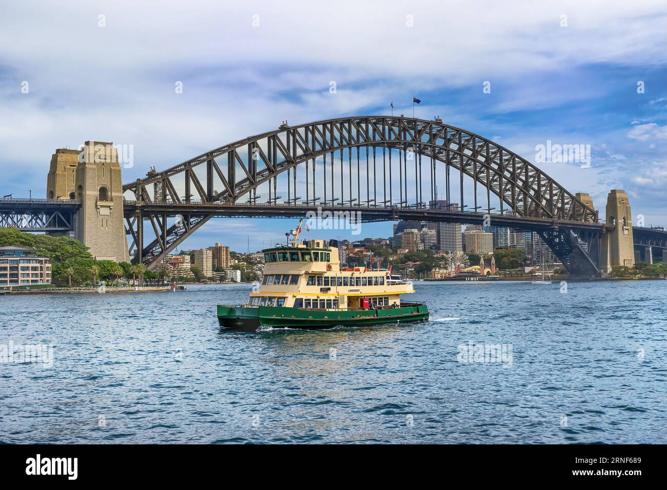 Traghetto del porto di Sydney che attraversa il porto di fronte al Sydney Harbor Bridge Foto Stock