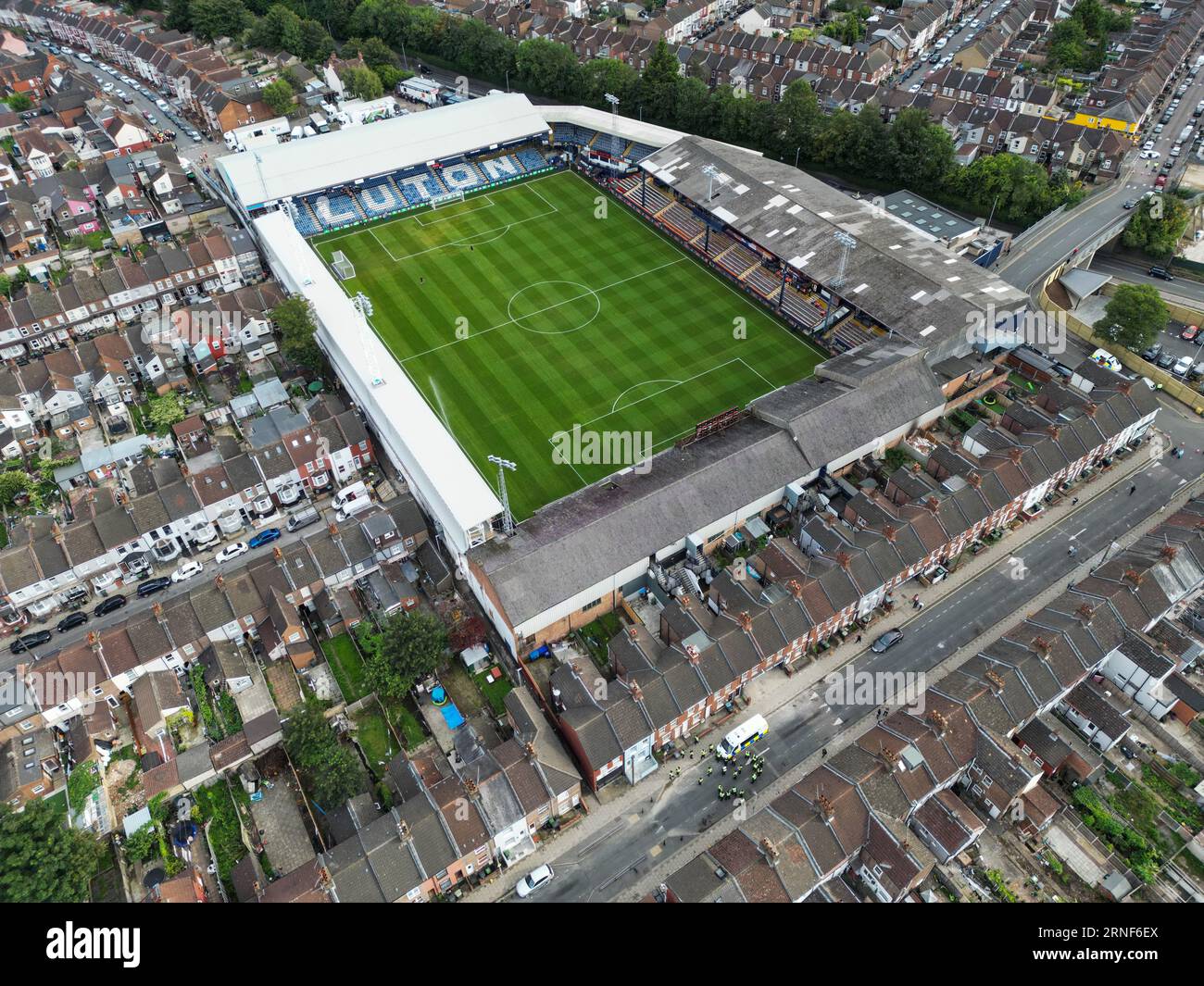 Un drone davanti alla partita di Premier League a Kenilworth Road, Luton. Data immagine: Venerdì 1 settembre 2023. Foto Stock