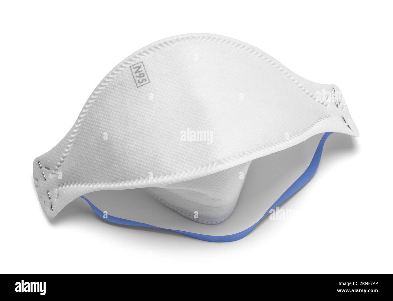 N95 Mask Top View Cut out on White (Vista dall'alto maschera N95 ritaglio su bianco). Foto Stock