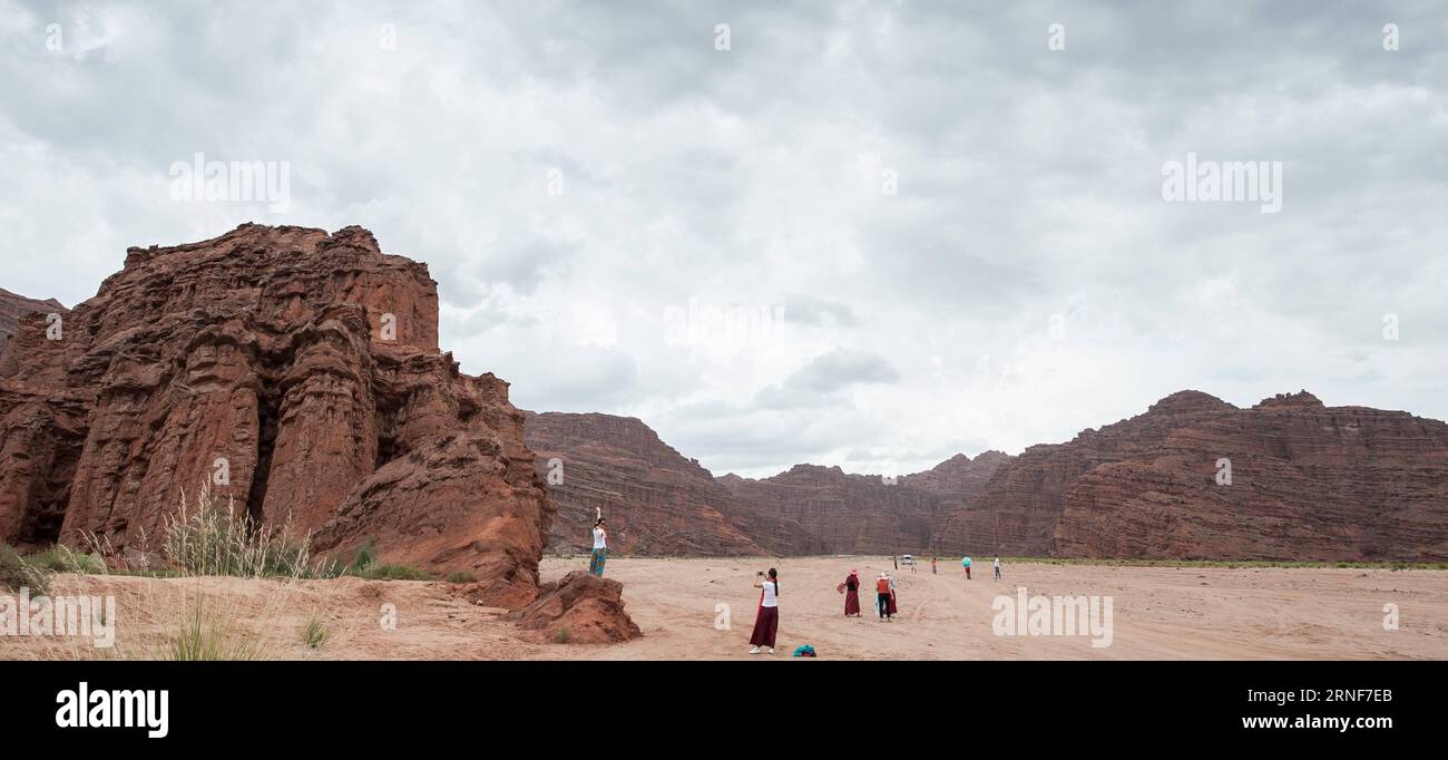 AKSU, 22 luglio 2016 -- foto scattata il 22 luglio 2016 mostra il paesaggio del Tomur Grand Canyon nella contea di Wensu della prefettura di Aksu, nella regione autonoma Xinjiang Uygur della Cina nord-occidentale. Tomur Grand Canyon, che ha varie forme di terra, è stato elencato come Parco geologico nazionale della Cina. (lfj) CHINA-XINJIANG-TOMUR GRAND CANYON (CN) LiuxYuhe PUBLICATIONxNOTxINxCHN Aksu 22 luglio 2016 la foto scattata IL 22 luglio 2016 mostra lo scenario del Tomur Grand Canyon nella contea di Wensu nella prefettura di Aksu nella regione autonoma Xinjiang Uygur della Cina nord-occidentale Tomur Grand Canyon che ha varie forme di terra è stato elencato A. Foto Stock