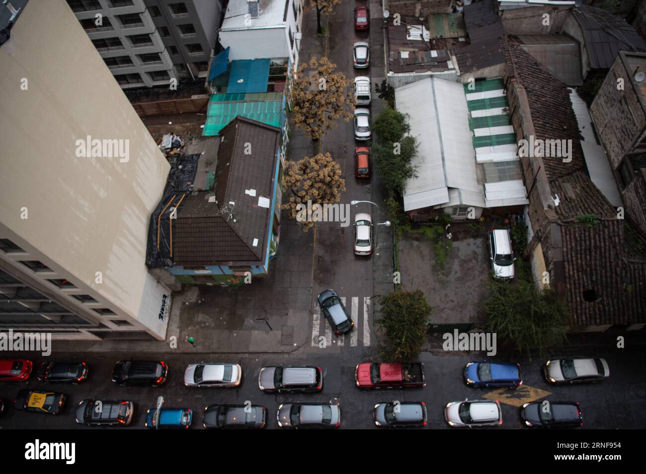 (160725) -- SANTIAGO, 25 luglio 2016 -- foto scattata il 25 luglio 2016 mostra la vista degli uccelli di una strada di Santiago, capitale del Cile, dopo che un terremoto di magnitudo 4,8 sulla scala Richter ha scosso il Cile centrale, senza causare lesioni o danni. Il National Seismological Center (CSN) ha riferito che il terremoto è stato registrato alle 08:08 ora locale con il suo epicentro a 7 km da Farellones nella regione di Santiago. ) (jp) (ah) CILE-SANTIAGO-AMBIENTE-TERREMOTO JORGExVILLEGAS PUBLICATIONxNOTxINxCHN 160725 Santiago luglio 25 2016 la foto scattata IL 25 2016 luglio mostra la vista degli uccelli di una strada di Santiago Foto Stock