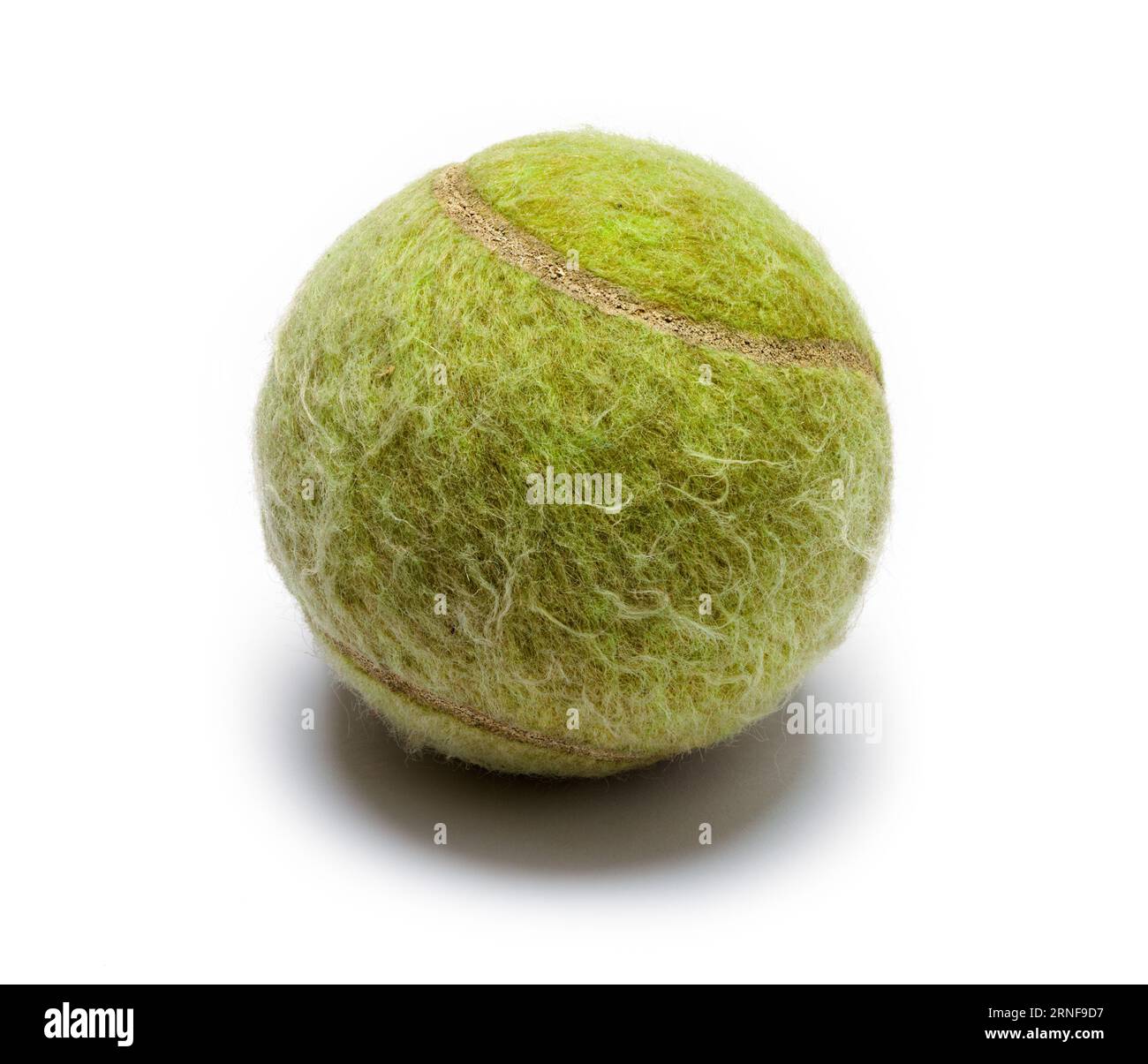 Vecchia palla da tennis tagliata su bianco. Foto Stock