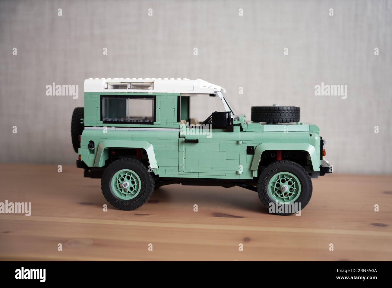 LEGO Defender, Land Rover Classic Defender 90. Auto verde lego con dettagli. Foto Stock