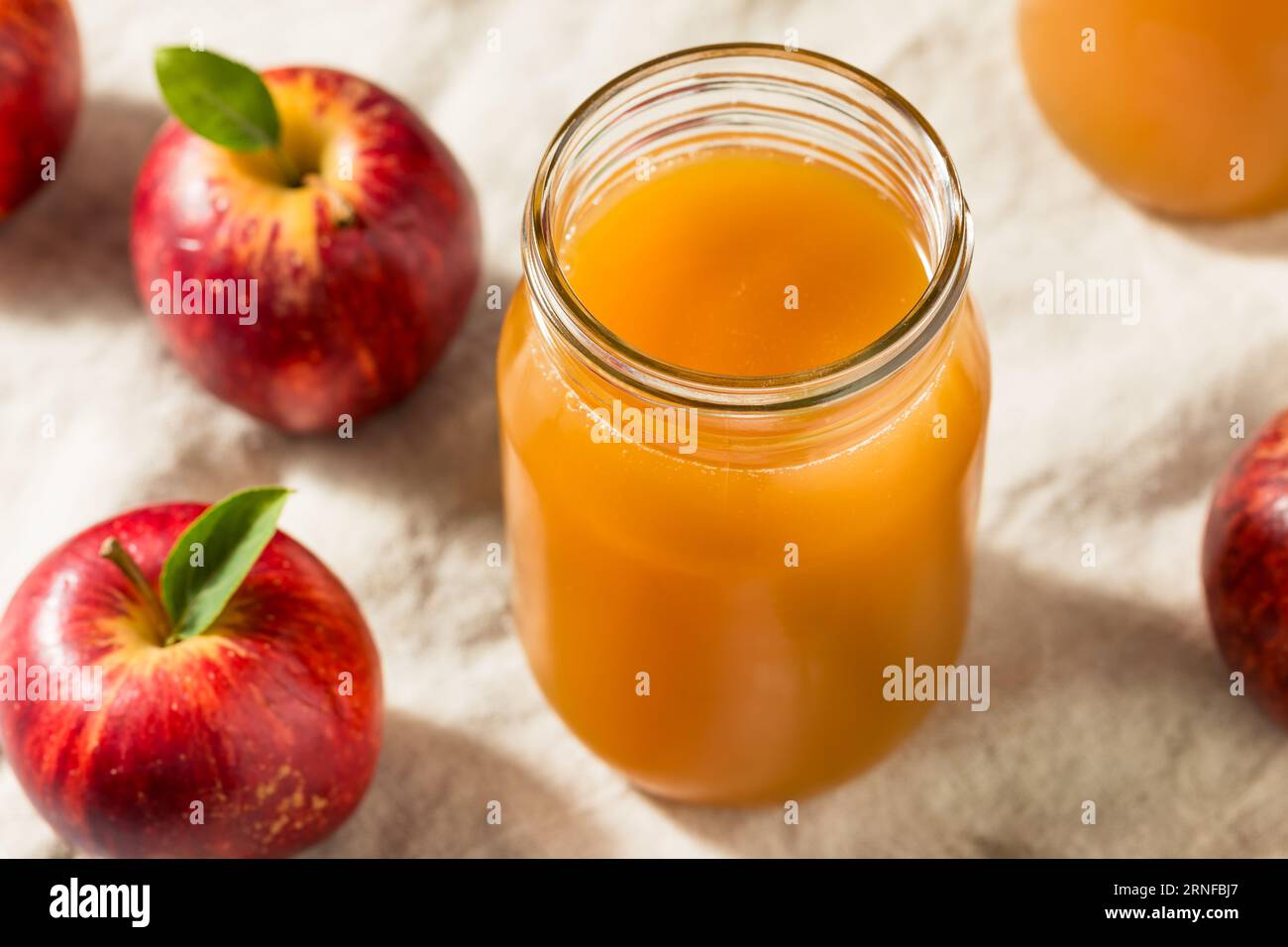 Succo di sidro di mele rinfrescante e freddo in un bicchiere Foto Stock