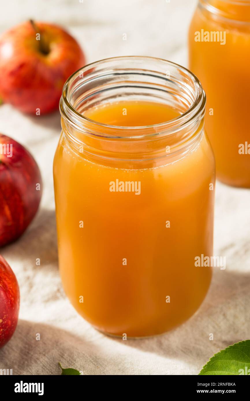 Succo di sidro di mele rinfrescante e freddo in un bicchiere Foto Stock
