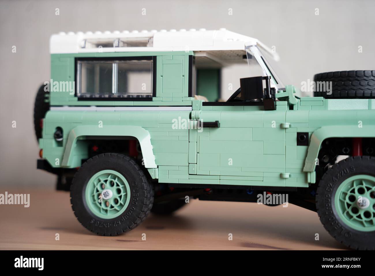 LEGO Defender, Land Rover Classic Defender 90. Auto verde lego con dettagli. Foto Stock