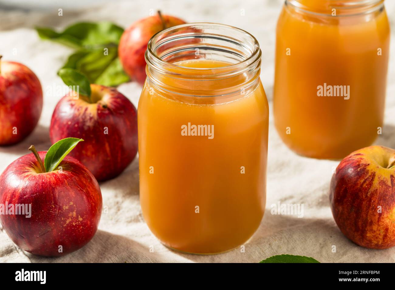 Succo di sidro di mele rinfrescante e freddo in un bicchiere Foto Stock