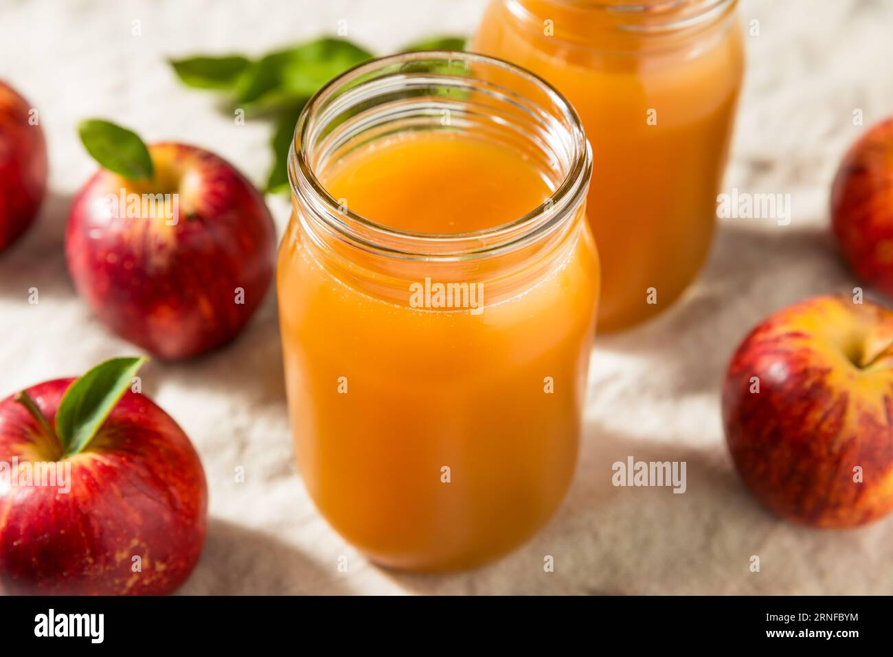 Succo di sidro di mele rinfrescante e freddo in un bicchiere Foto Stock