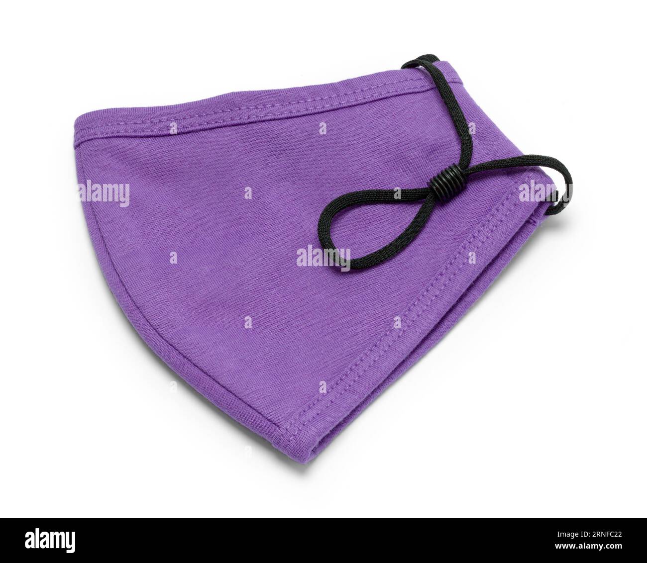 Mascherina in tessuto viola piegata ritagliata su bianco. Foto Stock