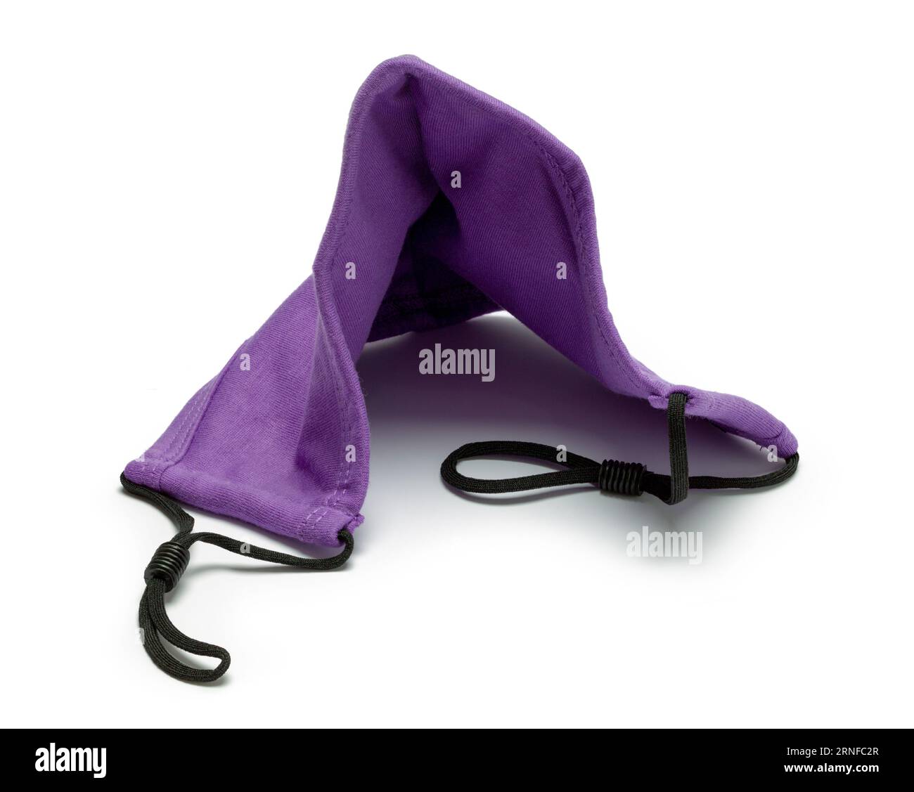 Ritaglio maschera in tessuto viola su bianco. Foto Stock