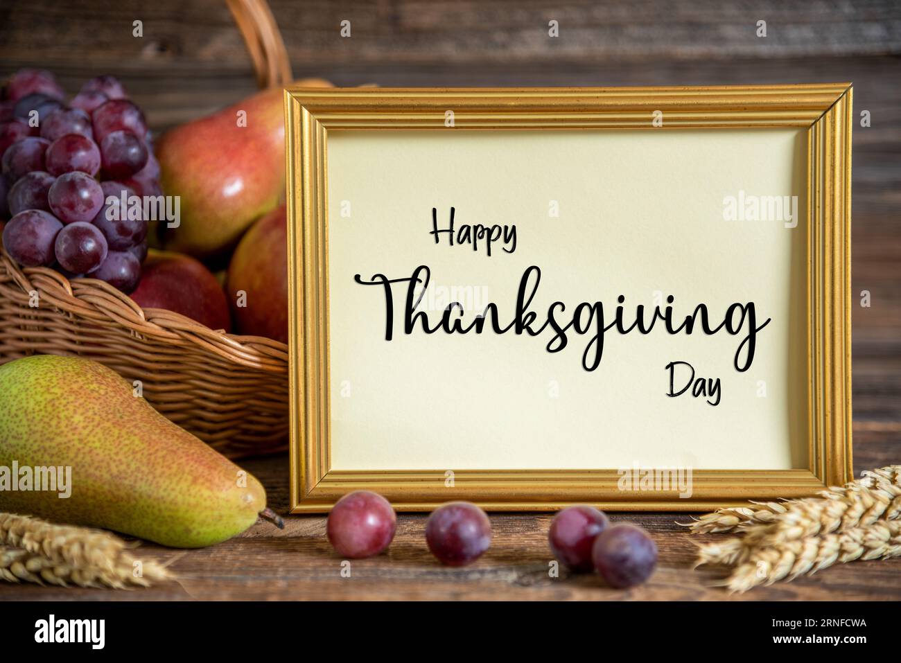 Decorazioni autunnali con pere, mele e uva, sfondo del Ringraziamento, stagione autunnale e testo felice giorno del Ringraziamento Foto Stock