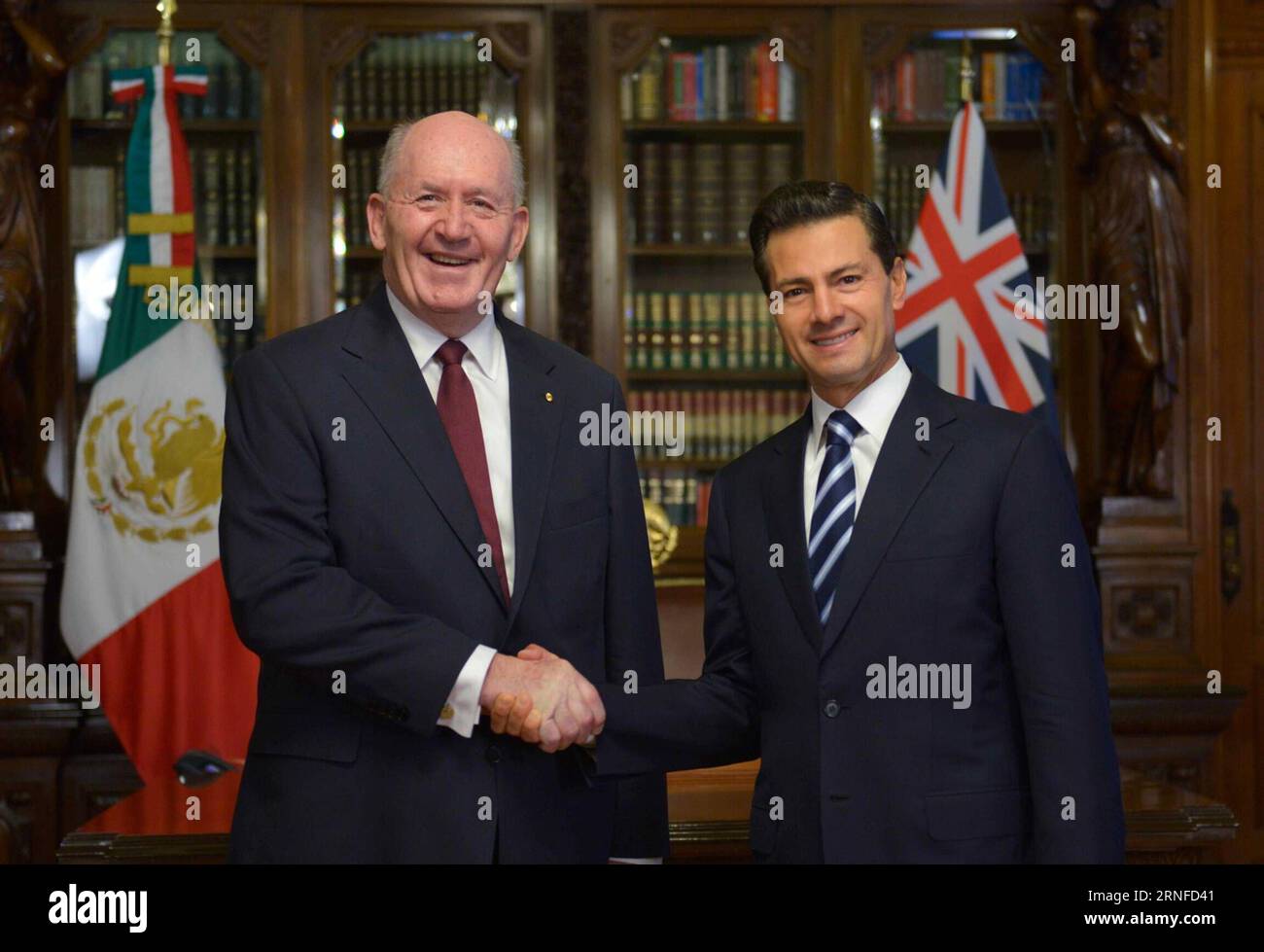 (160802) -- CITTÀ DEL MESSICO, 1 agosto 2016 -- foto fornita dalla Presidenza messicana mostra il presidente messicano Enrique pena Nieto (R) stringere la mano al governatore generale dell'Australia Peter Cosgrove al Palazzo Nazionale, a città del Messico, capitale del Messico, il 1 agosto 2016. Messico e Australia hanno concordato il giorno per stabilire meccanismi per aumentare il commercio, attrarre investimenti, rafforzare gli scambi educativi, promuovere il turismo e continuare a combattere la criminalità organizzata. ) (Wjd) CITTÀ DEL MESSICO-AUSTRALIA-VISIT MEXICO SxPRESIDENCY PUBLICATIONxNOTxINxCHN 160802 città del Messico 1 agosto 2016 foto fornita da Foto Stock