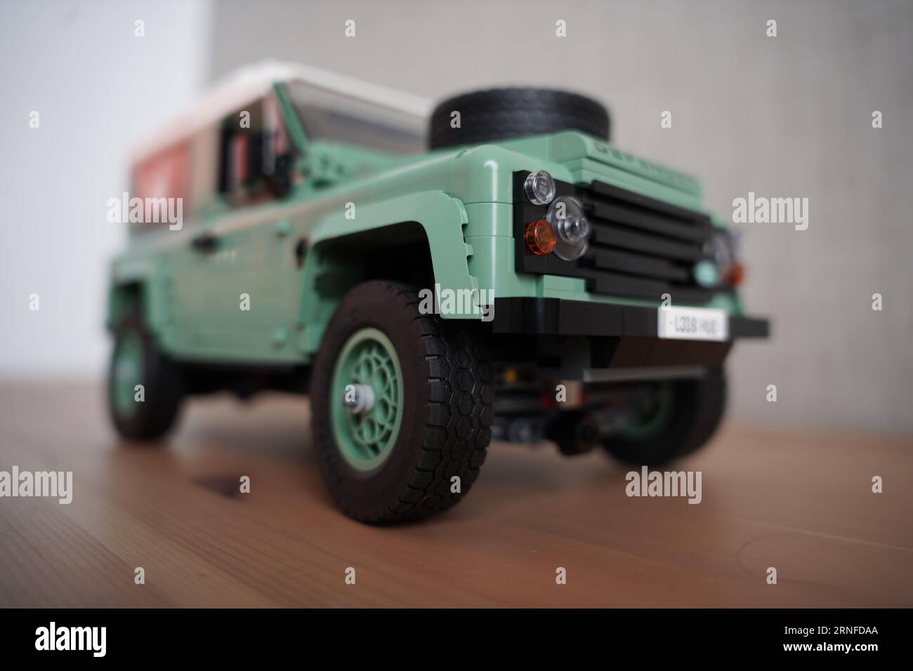 LEGO Defender, Land Rover Classic Defender 90. Auto verde lego con dettagli. Foto Stock