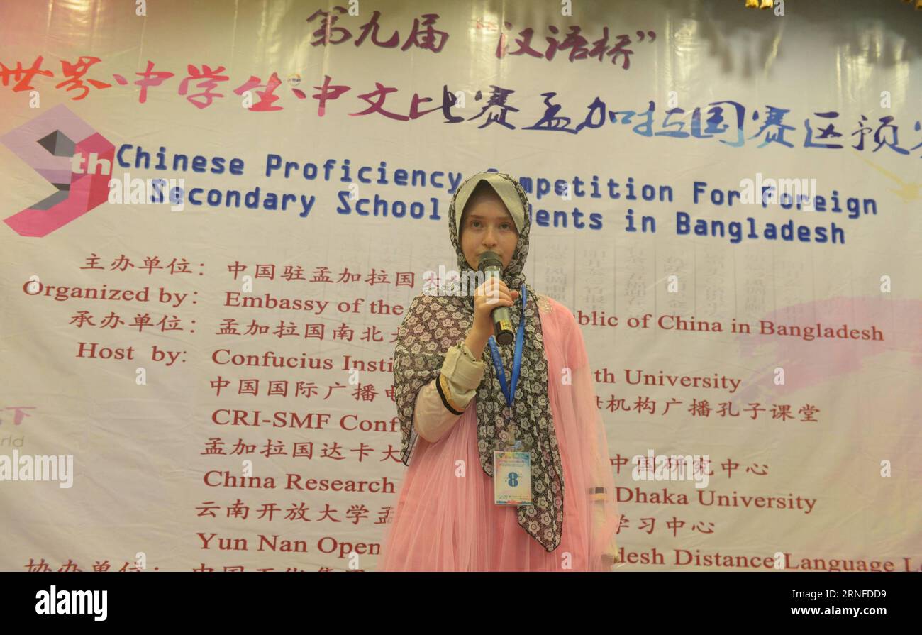 (160802) -- DHAKA, 2 agosto 2016 -- Uno studente partecipa al nono concorso cinese di specializzazione per studenti stranieri della scuola secondaria organizzato dall'ambasciata cinese a Dacca, Bangladesh, il 2 agosto 2016. Un totale di 90 studenti provenienti da diverse istituzioni, tra cui l'Università di Dacca del Bangladesh e l'Università Nord-Sud hanno partecipato al concorso. ) (lr) BANGLADESH-DACCA-CHINESE PROFICIENCY COMPETITION SharifulxIslam PUBLICATIONxNOTxINxCHN 160802 Dhaka Aug 2 2016 uno studente partecipa al nono Concorso cinese di specializzazione per studenti stranieri della scuola secondaria organizzato da The Chines Foto Stock