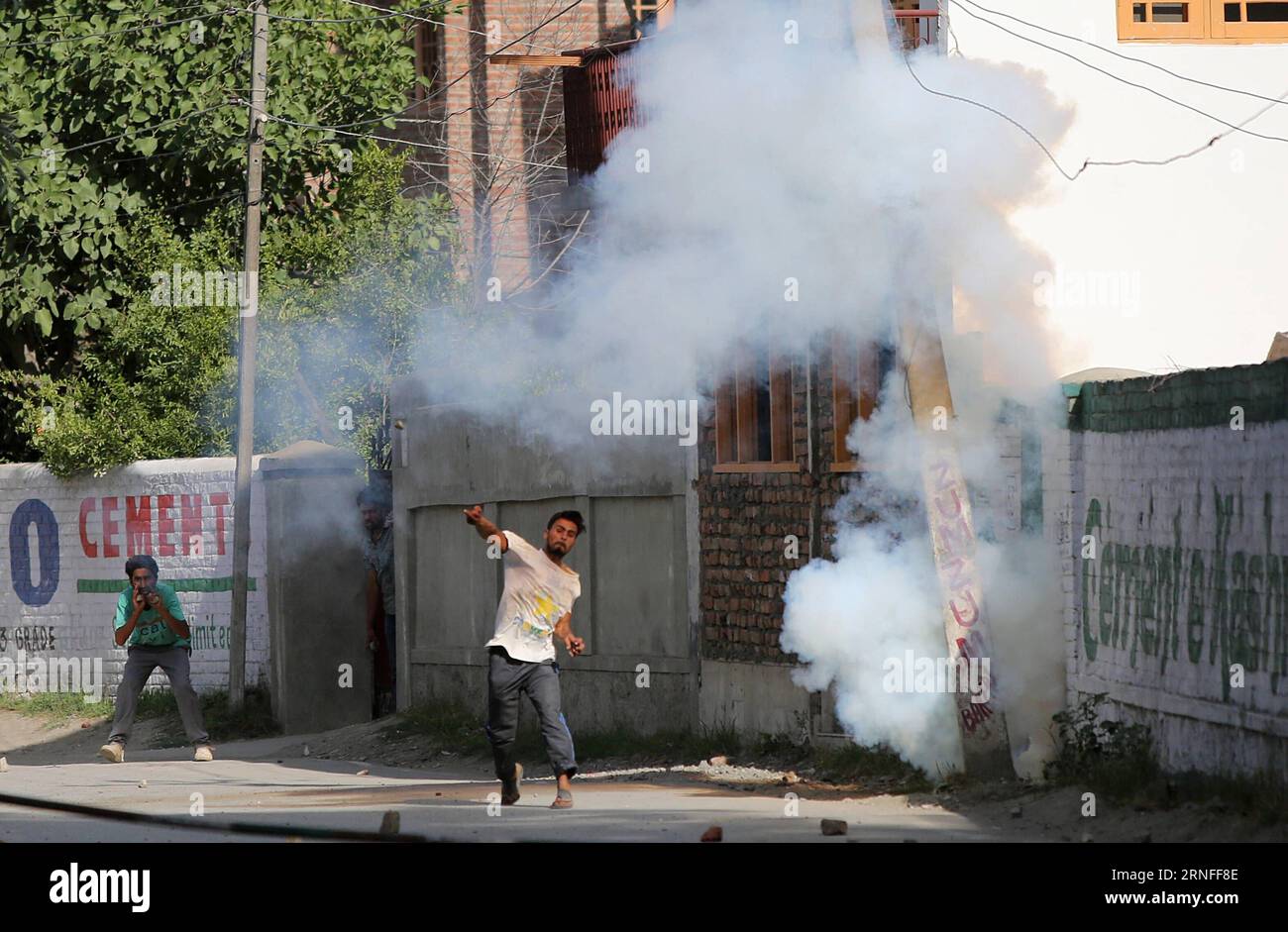 (160805) -- SRINAGAR, 5 agosto 2016 -- Un manifestante del Kashmir lancia una pietra alla polizia indiana (invisibile) durante una protesta a Srinagar, capitale estiva del Kashmir controllato dagli indiani, il 5 agosto 2016. Almeno due civili sono stati uccisi in due diversi incidenti nel Kashmir controllato dagli indiani, riaccendendo la rabbia e l'incertezza in corso nella regione restive, hanno detto i funzionari mercoledì. ) KASHMIR-SRINAGAR-UNREST CONTROLLATO DAGLI INDIANI JavedxDar PUBLICATIONxNOTxINxCHN 160805 Srinagar 5 agosto 2016 un manifestante del Kashmir lancia una pietra ALLA polizia indiana invisibile durante una protesta a Srinagar capitale estiva della Indian Co Foto Stock