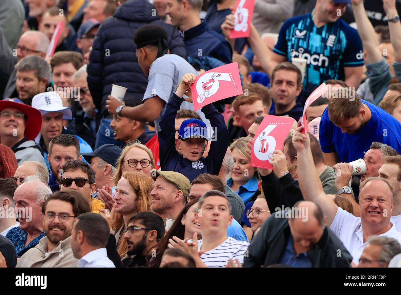 Il pubblico festeggia un Six per l'Inghilterra durante il secondo Vitality T20 International match Inghilterra vs nuova Zelanda a Old Trafford, Manchester, Regno Unito, 1 settembre 2023 (foto di Conor Molloy/News Images) Foto Stock