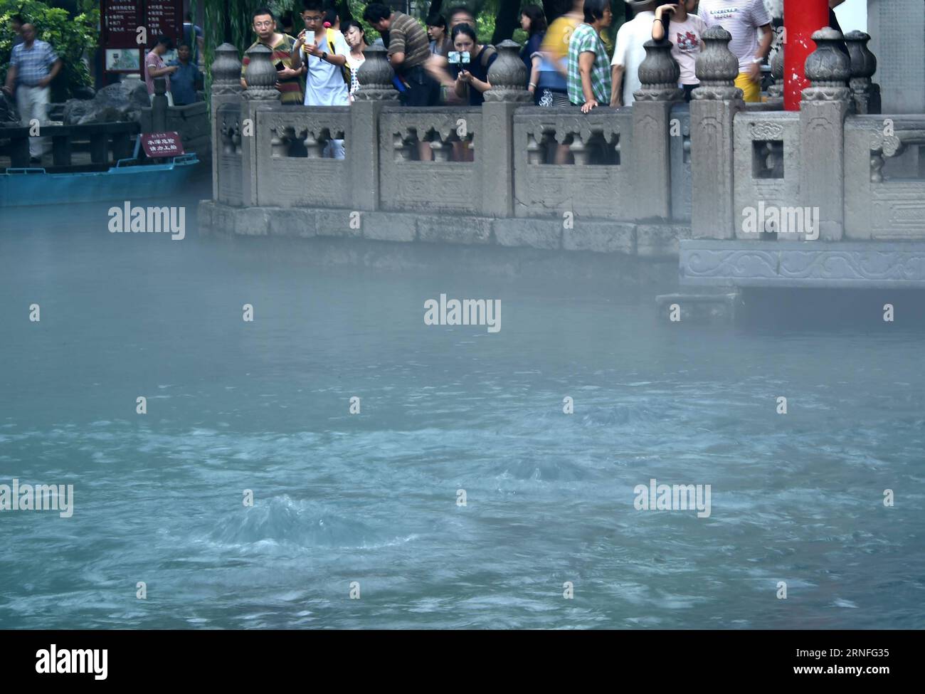 (150807) -- JINAN, 7 agosto 2015 -- i tre fori della primavera di Baotu continuano a sgorgano a Jinan, capitale della provincia dello Shandong della Cina orientale, 7 agosto 2016. La sorgente di Baotu, un famoso punto panoramico a Jinan, si è liberata della crisi dell'impulso a causa delle continue piogge. )(wjq) CHINA-SHANDONG-JINAN-BAOTU SPRING (CN) ZhuxZheng PUBLICATIONxNOTxINxCHN 150807 Jinan 7 agosto 2015 i tre fori della Baotu Spring continuano a sgorgano a Jinan capitale della provincia di Shan Dong della Cina orientale 7 agosto 2016 la primavera di Baotu un famoso Scenic Spot a Jinan si è liberata dalla crisi di spewing della segale da spiaggia perché del continuo Rainfall wjq Foto Stock