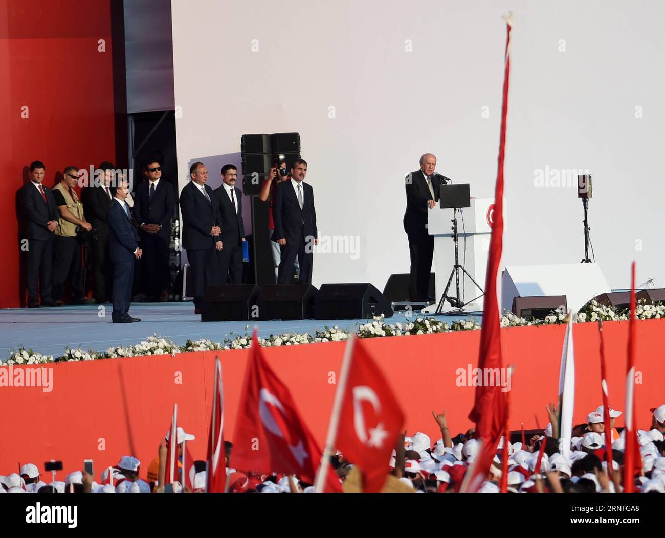 (160808) -- ISTANBUL, 8 agosto 2016 -- Devlet Bahceli, leader del Partito del movimento nazionalista di opposizione della Turchia, pronuncia un discorso a una manifestazione contro il fallito colpo di Stato militare il 15 luglio a Istanbul, Piazza Yenikapi, Turchia, il 7 agosto 2016. Settimane di raduni in segno di protesta contro un tentativo di colpo di stato sventato in Turchia sono culminati domenica in un massiccio raduno qui mai visto nella storia moderna del paese che richiedeva un cuore, una nazione. )(yy) TURCHIA-ISTANBUL-RALLY HexCanling PUBLICATIONxNOTxINxCHN 160808 Istanbul 8 agosto 2016 Devlet Bahceli leader del Partito del movimento nazionalista di opposizione della Turchia de Foto Stock