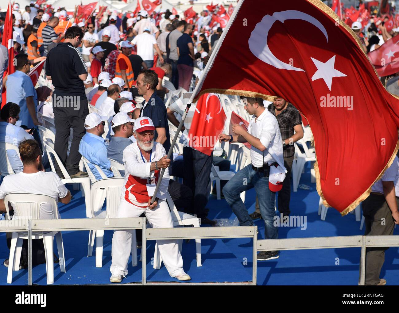 (160808) -- ISTANBUL, 8 agosto 2016 -- Un uomo ondeggia la bandiera nazionale turca durante una manifestazione contro il fallito colpo di stato militare il 15 luglio in piazza Yenikapi di Istanbul, Turchia, il 7 agosto 2016. Settimane di raduni in segno di protesta contro un tentativo di colpo di stato sventato in Turchia sono culminati domenica in un massiccio raduno qui mai visto nella storia moderna del paese che richiedeva un cuore, una nazione. )(yy) TURCHIA-ISTANBUL-RALLY HexCanling PUBLICATIONxNOTxINxCHN 160808 Istanbul 8 agosto 2016 un uomo batte la bandiera nazionale turca durante un raduno contro il fallito colpo di Stato militare IL 15 luglio a Istanbul, Piazza Yenikapi Turke Foto Stock