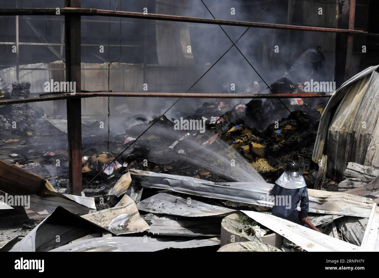 (160809) -- SANAA, 9 agosto 2016 -- Un pompiere cerca di spegnere un incendio in una fabbrica alimentare attaccata da attacchi aerei a guida saudita a Sanaa, Yemen, 9 agosto 2016. Un totale di 15 operai della fabbrica alimentare, tra cui sei donne, sono state uccise e altre otto ferite in una serie di attacchi aerei a guida saudita nella capitale yemenita, Sanaa, martedì. )(wy) YEMEN-SANAA-ATTACCO AEREO HanixAli PUBLICATIONxNOTxINxCHN 160809 Sanaa Aug 9 2016 un Vigili del fuoco cerca di estinguere un incendio IN una fabbrica alimentare attaccata da un attacco aereo a Sanaa Yemen Aug 9 2016 un totale di 15 operai della fabbrica alimentare, tra cui sei donne, sono state UCCISE Foto Stock