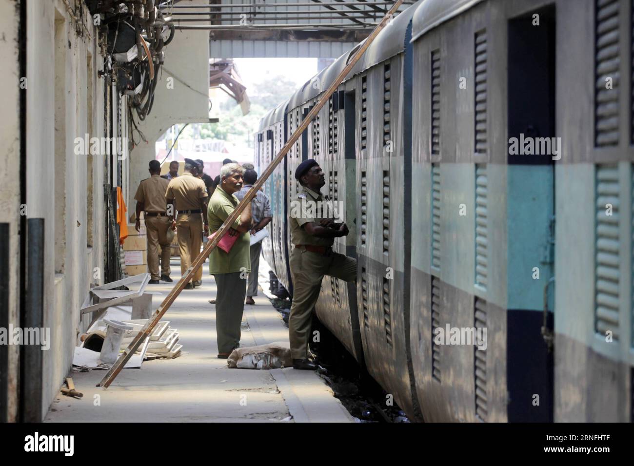 (160811) -- CHENNAI, 10 agosto 2016 () -- la polizia ispeziona una cabina del treno Salem-Chennai Express, che è stato derubato durante il transito, presso la stazione ferroviaria Egmore di Chennai, India, 10 agosto 2016. I ladri irruppero in un treno in movimento nello stato del Tamil Nadu nell'India meridionale e rubarono banconote sporche del valore di 865.000 dollari americani, ha detto la polizia mercoledì. (/Stringer) (hy) INDIA-CHENNAI-CURRENCY RUALING CASE-TRAIN INSPECTION Xinhua PUBLICATIONxNOTxINxCHN 160811 Chennai Aug 10 2016 Police Inspect a Cabin of Salem Chennai Shipping Train which What derubed while in Transit AT the Egmore Railway Statio Foto Stock