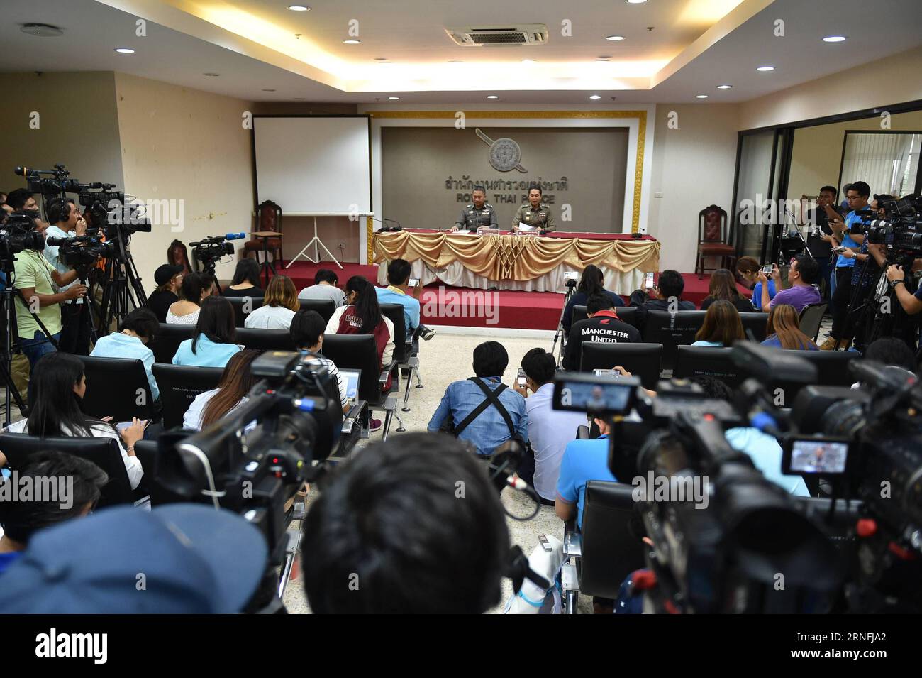 Anschlagsserie in Thailandia: PK der Polizei (160812) -- BANGKOK, 12 agosto 2016 -- foto scattata il 12 agosto 2016 mostra la scena di una conferenza stampa a Bangkok, Thailandia. Una serie di esplosioni di bombe ha scosso le province meridionali della Thailandia, molte famose tra i turisti, venerdì, 84 anni della regina tailandese Sirikit o festa della mamma, dopo che due bombe sono esplose a Hua Hin a fine giovedì. (zy) TAILANDIA-BANGKOK-ESPLOSIONE BOMBA-CONFERENZA STAMPA LixMangmang PUBLICATIONxNOTxINxCHN serie di attacchi nel paese thailandese conferenza stampa The Police 160812 Bangkok Aug 12 2016 foto scattata IL 12 agosto 2016 mostra la SC Foto Stock
