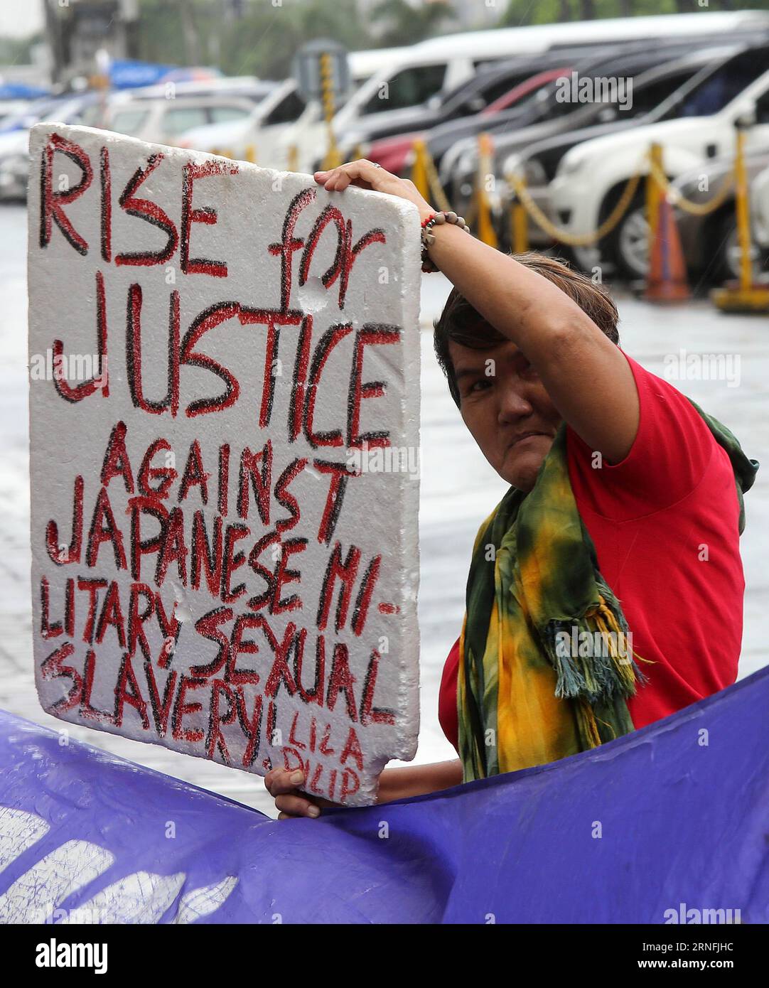 (160812) -- PASAY CITY, 12 agosto 2016 -- un attivista tiene un cartello durante una manifestazione di protesta davanti all'ambasciata giapponese a Pasay City, Filippine, 12 agosto 2016. Gli attivisti e un gruppo di donne di conforto filippine durante la seconda guerra mondiale hanno tenuto una protesta contro la visita del ministro degli Esteri giapponese Fumio Kishida. (Zjy) FILIPPINE-PASAY CITY- COMFORT WOMEN -PROTEST RALLY RouellexUmali PUBLICATIONxNOTxINxCHN 160812 Pasay City 12 agosto 2016 a attivista tiene un cartello durante un raduno di protesta davanti all'ambasciata giapponese a Pasay City Filippine 12 agosto 2016 gli attivisti e a G. Foto Stock