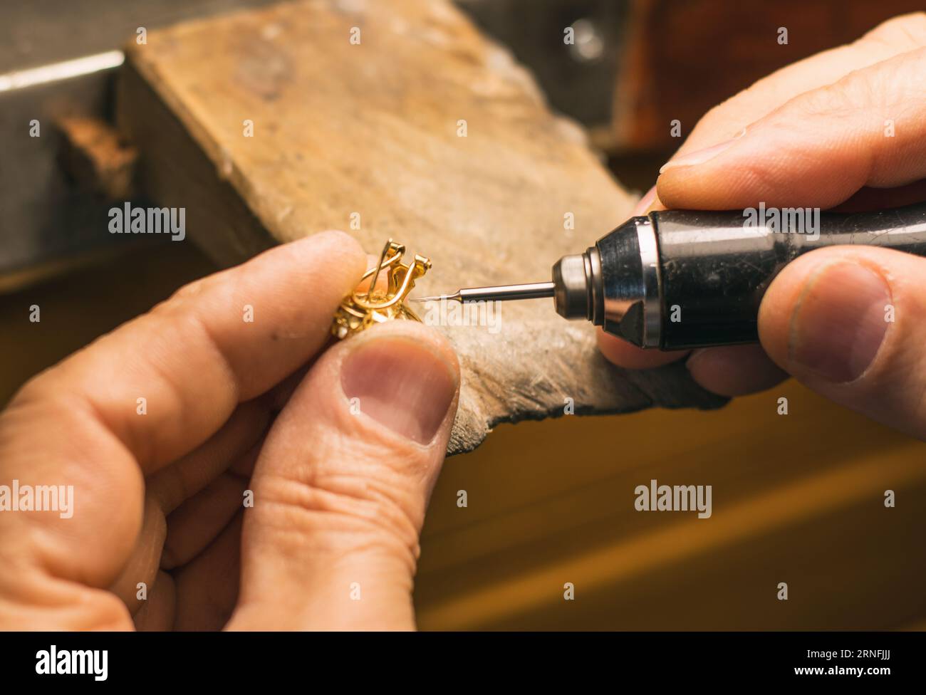 Mani di un gioielliere artigianale che lavora gioielli. Gioielleria Goldsmith Foto Stock