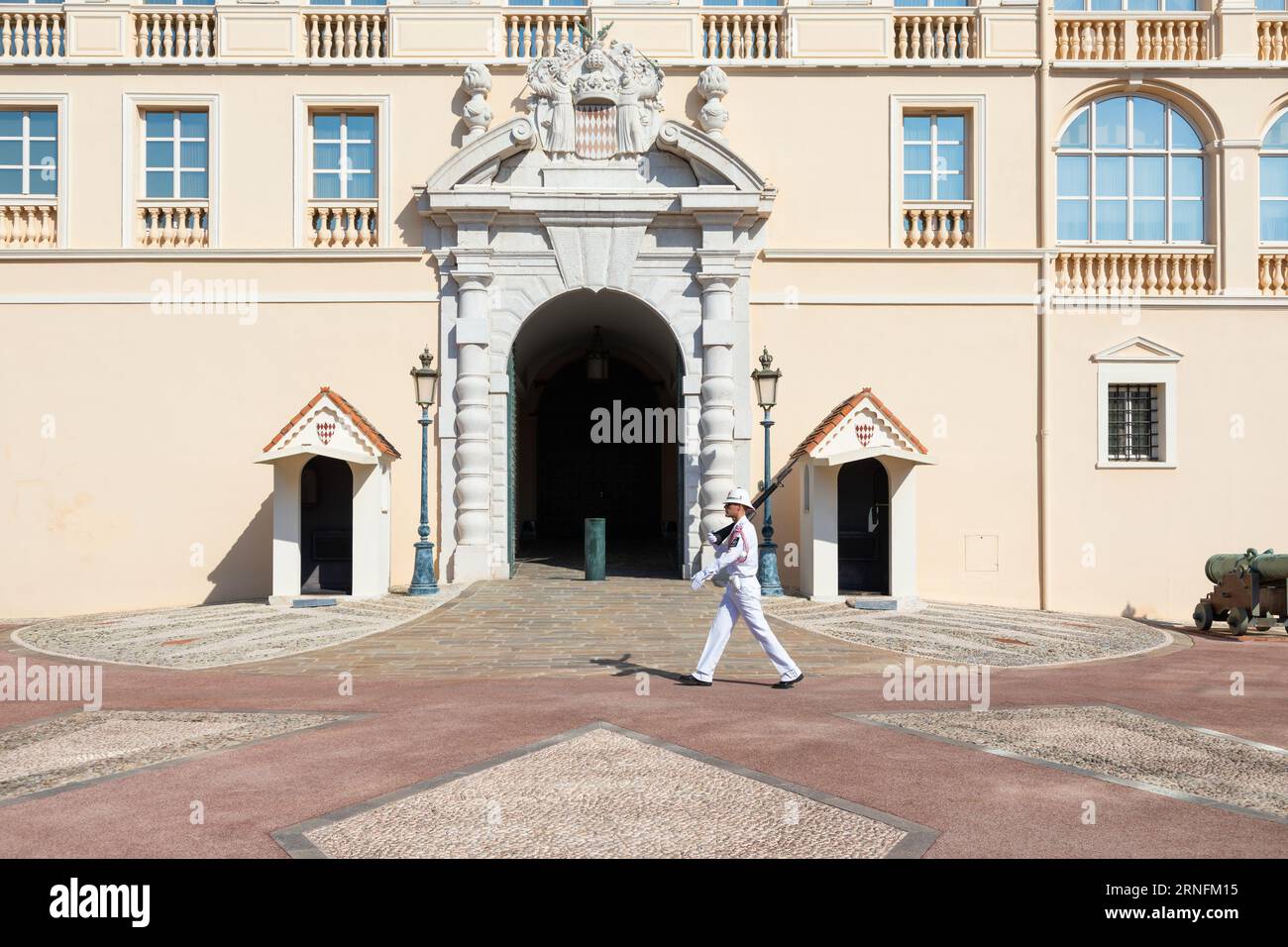 Monte Carlo - 2022 agosto: Guardia con uniforme estiva a piedi di fronte al Palazzo reale Foto Stock