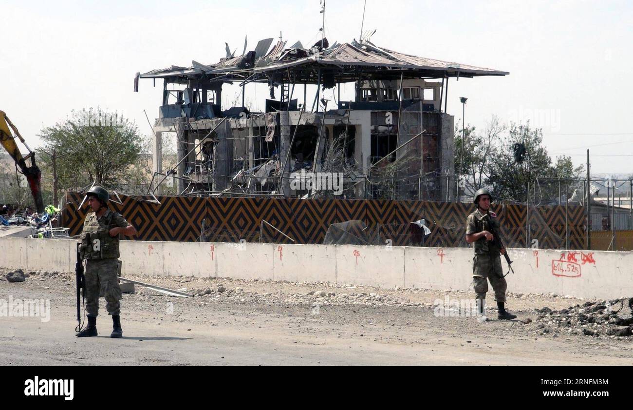 Themen der Woche (160815) -- DIYARBAKIR, Aug. 15, 2016 -- Soldiers guard at the site of blast near a traffic police station in Turkey s southeastern province of Diyarbakir, Aug. 15, 2016. Two police officers and one civilian were killed when a car bomb detonated near a traffic police station in Turkey s southeastern province of Diyarbakir on Monday, local media reported. ) (cyc) TURKEY-DIYARBAKIR-BLAST MertxMacit PUBLICATIONxNOTxINxCHN   Topics the Week 160815 Diyarbakir Aug 15 2016 Soldiers Guard AT The Site of Blast Near a Traffic Police Station in Turkey S southeastern Province of Diyarbaki Foto Stock
