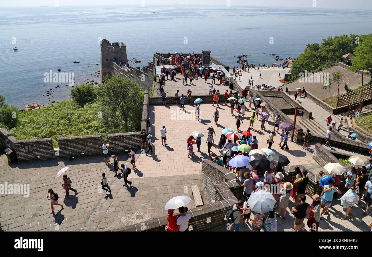 (160816) -- QINHUANGDAO, 16 agosto 2016 -- i turisti visitano il passo di Shanhaiguan, una famosa località turistica nella città di Qinhuangdao, nella provincia di Hebei nel nord della Cina, 16 agosto 2016. Le autorità locali hanno fatto grandi sforzi per migliorare l'ambiente turistico di Shanhaiguan nell'ultimo anno.) (mp) CHINA-HEBEI-QINHUANGDAO-SHANHAIGUAN (CN) YangxShiyao PUBLICATIONxNOTxINxCHN 160816 Qinhuangdao 16 agosto 2016 i turisti visitano il passaporto di Shanhaiguan una famosa località turistica nella provincia di Hebei della città di Qinhuangdao nella Cina settentrionale 16 agosto 2016 le autorità locali hanno compiuto grandi sforzi per migliorare l'ambiente turistico di Shanhai Foto Stock