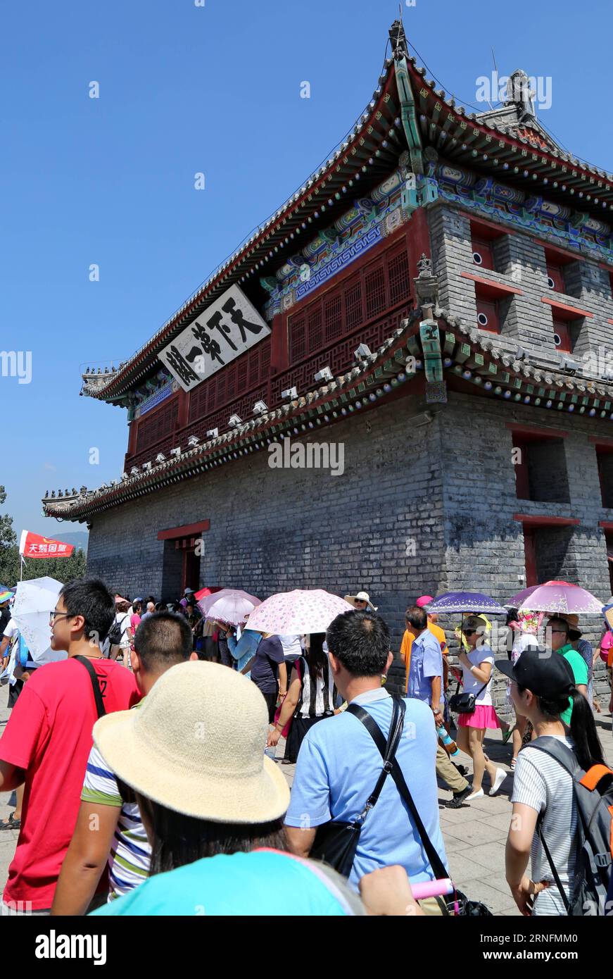 (160816) -- QINHUANGDAO, 16 agosto 2016 -- i turisti visitano il passo di Shanhaiguan, una famosa località turistica nella città di Qinhuangdao, nella provincia di Hebei nel nord della Cina, 16 agosto 2016. Le autorità locali hanno fatto grandi sforzi per migliorare l'ambiente turistico di Shanhaiguan nell'ultimo anno.) (mp) CHINA-HEBEI-QINHUANGDAO-SHANHAIGUAN (CN) YangxShiyao PUBLICATIONxNOTxINxCHN 160816 Qinhuangdao 16 agosto 2016 i turisti visitano il passaporto di Shanhaiguan una famosa località turistica nella provincia di Hebei della città di Qinhuangdao nella Cina settentrionale 16 agosto 2016 le autorità locali hanno compiuto grandi sforzi per migliorare l'ambiente turistico di Shanhai Foto Stock