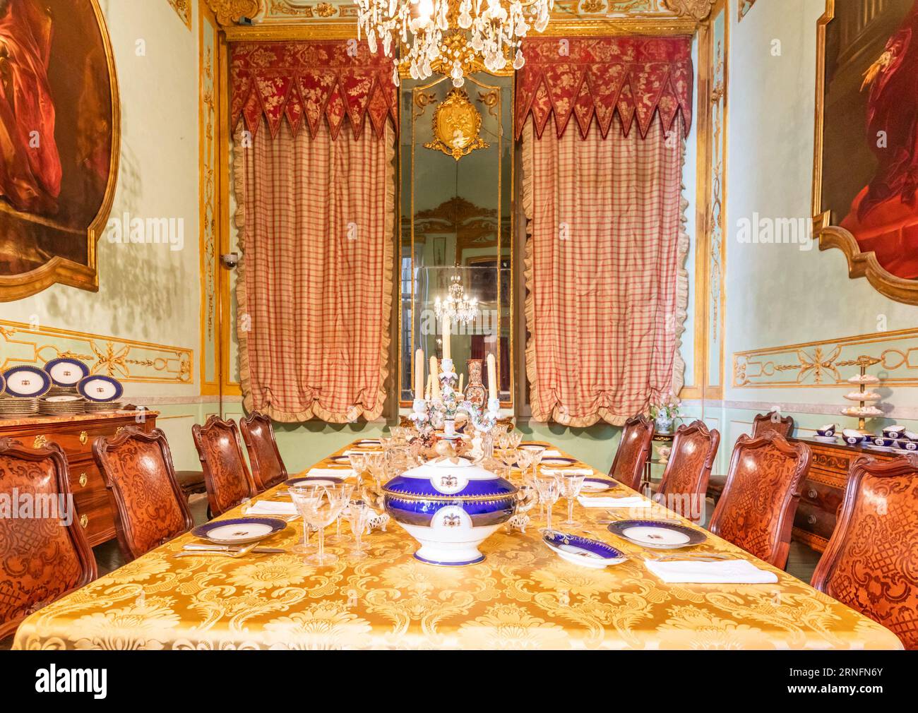 Genova, Italia - 8 agosto 2023: Palazzo Spinola. Sala da pranzo di lusso vintage, mobili eleganti - tavolo e sedie Foto Stock