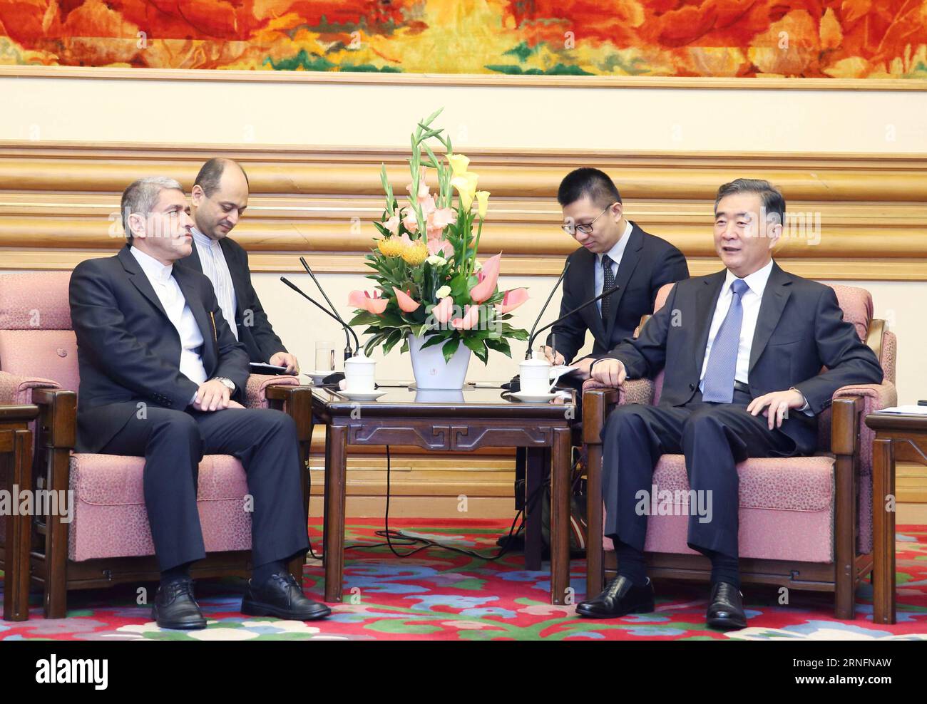 (160817) -- PECHINO, 17 agosto 2016 -- il vice primo ministro cinese Wang Yang (R) incontra il ministro iraniano dell'economia e delle finanze Ali Tayyebnia a Pechino, capitale della Cina, 17 agosto 2016. Tayyebnia ha partecipato alla sedicesima riunione del Comitato economico misto Cina-Iran tenutasi a Pechino martedì e mercoledì. )(wyo) CHINA-BEIJING-WANG YANG-IRAN-MEETING (CN) YaoxDawei PUBLICATIONxNOTxINxCHN 160817 Pechino 17 agosto 2016 il vice Premier cinese Wang Yang r incontra i ministri iraniani dell'economia e delle finanze Ali a Pechino capitale della Cina 17 agosto 2016 ha partecipato alla 16A riunione della China IR Foto Stock