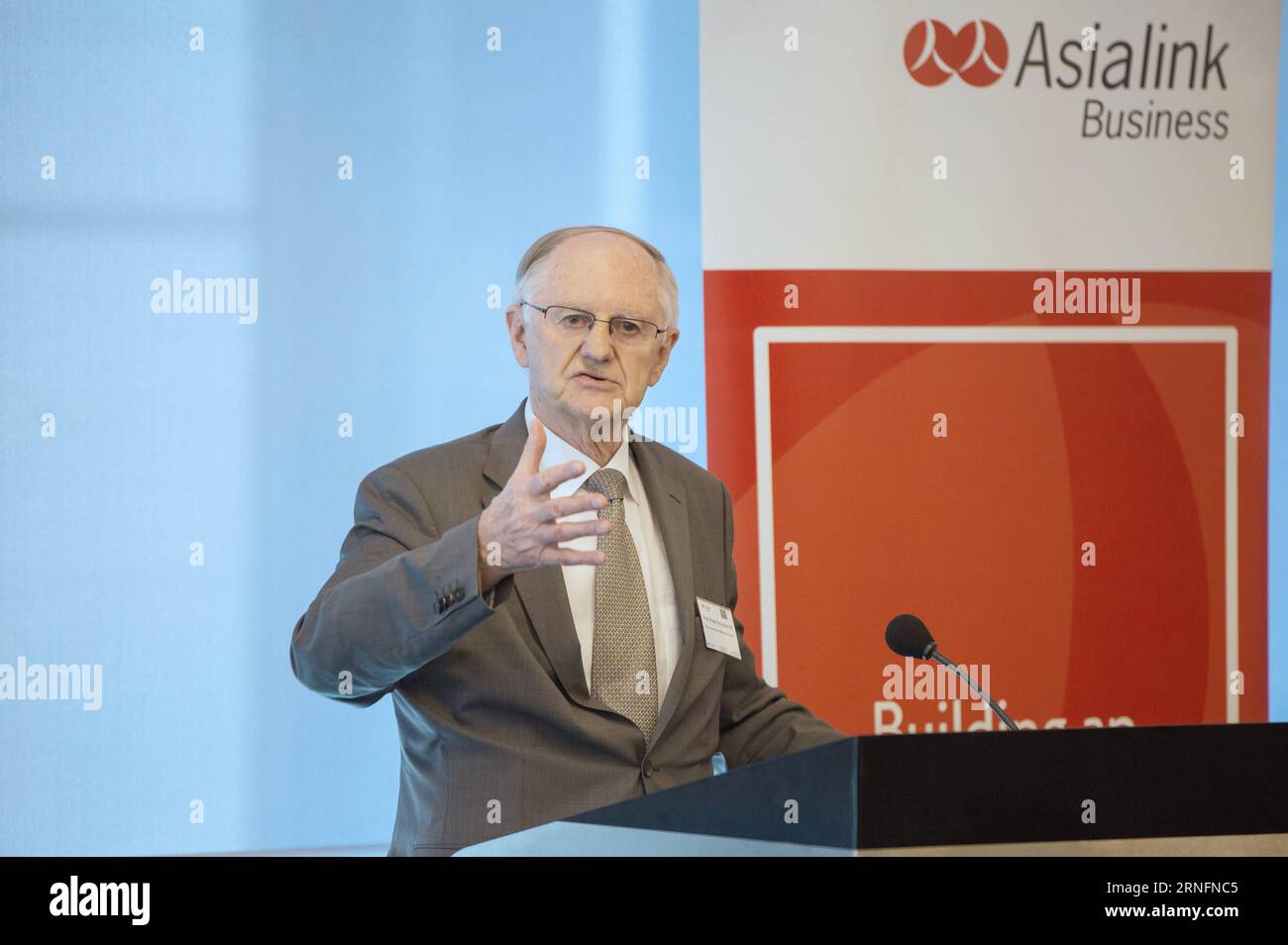 (160817) -- SYDNEY, 17 agosto 2016 -- il professor Peter Drysdale dell'East Asian Bureau of Economic Research presso l'Australian National University (ANU) parla durante una conferenza stampa a Sydney, Australia, 17 agosto 2016. Mercoledì si è tenuta a Sydney una conferenza stampa sul rapporto economico congiunto Australia-Cina (ACJER). ) (cyc) AUSTRALIA-SYDNEY-CINA-RAPPORTO ECONOMICO CONGIUNTO-CONFERENZA STAMPA ZhuxHongye PUBLICATIONxNOTxINxCHN 160817 Sydney 17 agosto 2016 il professor Peter Drysdale dell'East Asian Bureau of Economic Research PRESSO l'Australian National University Anu parla durante un Foto Stock