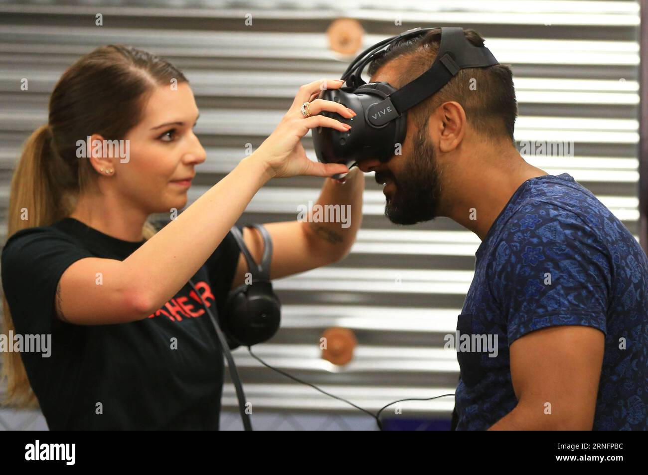 (160819)-- TORONTO, 19 agosto 2016 -- Un visitatore (R) prova attrezzature VR alla Canadian National Exhibition 2016 a Toronto, Canada, 19 agosto 2016. Come una delle più grandi mostre in Canada, questo evento annuale di 18 giorni, che ha avuto inizio venerdì, dovrebbe attirare più di un milione di visitatori da tutto il mondo. ) CANADA-TORONTO-CANADIAN NATIONAL EXHIBITION ZouxZheng PUBLICATIONxNOTxINxCHN 160819 Toronto 19 agosto 2016 un visitatore prova VR Equipment ALLA Canadian National Exhibition 2016 a Toronto Canada 19 agosto 2016 come una delle più grandi mostre in Canada questo evento annuale di 18 giorni che si tiene a Toronto Canada Foto Stock