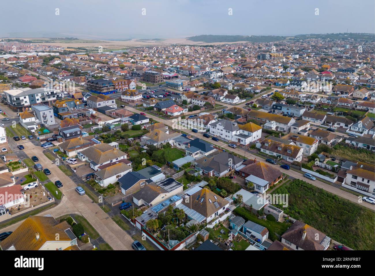 Vista aerea dell'area residenziale sulle scogliere di Peacehaven, East Sussex, Regno Unito. Foto Stock