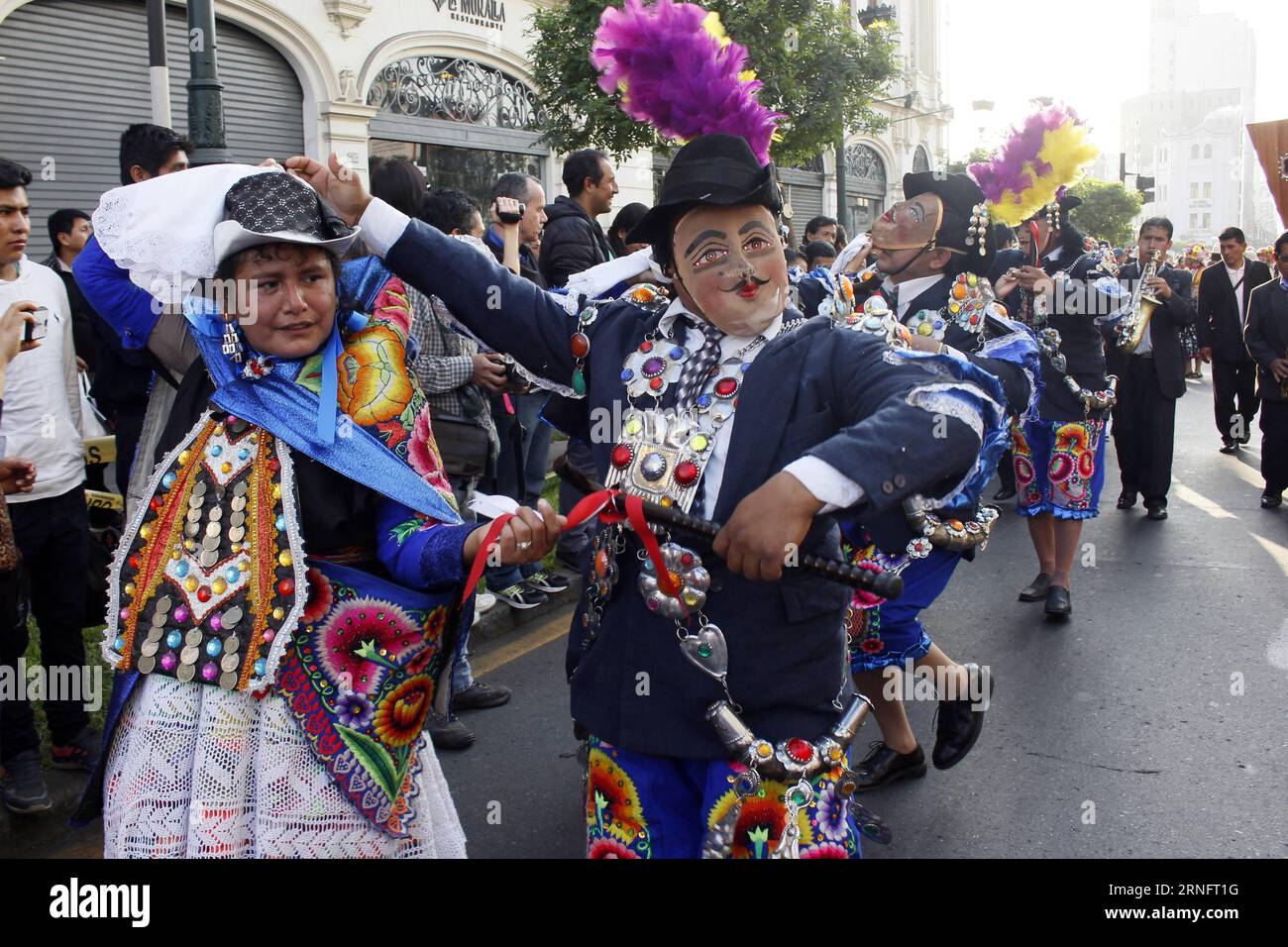 Artisti folk eseguono una danza popolare nota come pasacalle su una strada per commemorare la giornata mondiale del folklore a Lima, capitale del Perù, il 21 agosto 2016. L'Ufficio Cultura del comune di Lima ha organizzato l'evento chiamato Lima celebra la Cultura vivente in occasione della giornata Mondiale del Folklore, che cade il 22 agosto. Luis Camacho) (egp) (fnc) (yy) PERÙ-LIMA-CULTURE-EVENT e LuisxCamacho PUBLICATIONxNOTxINxCHN Folk Artists Perform Popular Dance conosciuto come PASACALLE ON a Street per commemorare la giornata Mondiale del Folklore a Lima capitale del Perù IL 21 agosto 2016 l'Ufficio Cultura del comune di Lima ha organizzato l Foto Stock