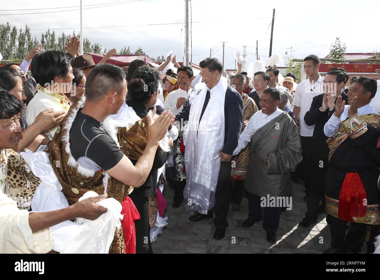 Il presidente cinese Xi Jinping parla con gli abitanti del villaggio del gruppo etnico tibetano in un villaggio di Golmud nella prefettura autonoma mongola-tibetana di Haixi, provincia del Qinghai della Cina nord-occidentale, 22 agosto 2016. XI ha fatto un tour d'ispezione nel Qinghai dal 22 al 24 agosto). (Yxb) CHINA-QINGHAI-XI JINPING-INSPECTION (CN) PangxXinglei PUBLICATIONxNOTxINxCHN il presidente cinese Xi Jinping parla con gli abitanti del gruppo etnico tibetano in un villaggio di Golmud nella prefettura autonoma tibetana mongola di Haixi nella provincia di Qinghai della Cina nord-occidentale 22 agosto 2016 Xi ha fatto per il giro di ispezione nel Qinghai dal 22 agosto Foto Stock