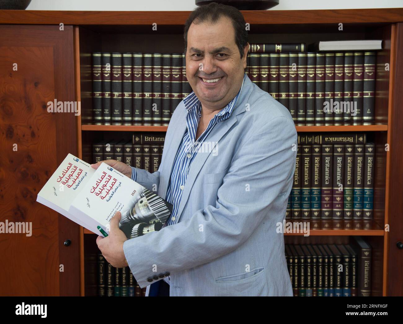 (160826)-- CAIRO, 26 agosto 2016 -- Anwar Moghith, direttore del Centro Nazionale per la traduzione (NCT) dell'Egitto, mostra il suo lavoro di traduzione sull'industria cinese dopo un'intervista con Xinhua al Cairo, capitale dell'Egitto, 24 agosto 2016. ) Incontro con l'intervista: L'anno culturale Cina-Egitto arricchisce lo scambio reciproco: CENTRO ufficiale EGITTO-CAIRO-NAZIONALE PER LA TRADUZIONE-VERTICE G20-INTERVISTA MengxTao PUBLICATIONxNOTxINxCHN 160826 Cairo Aug 26 2016 Anwar Direttore del Centro nazionale egiziano per la traduzione NCT espone il suo lavoro di traduzione sull'industria cinese dopo un colloquio con XINHUA in ca Foto Stock