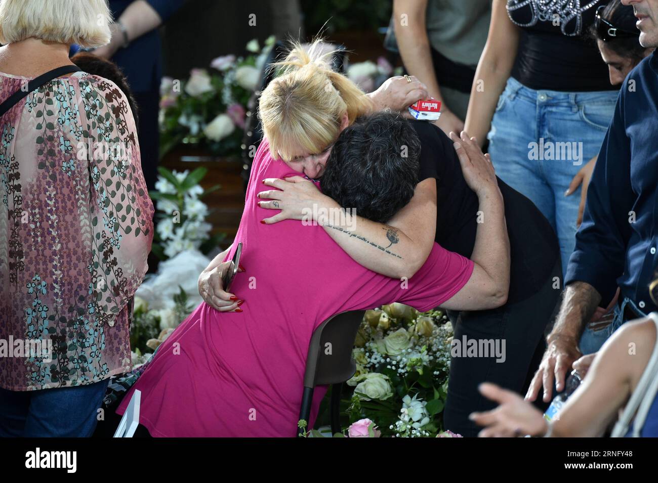 I parenti piangono per le vittime del terremoto durante i funerali di massa ad Ascoli Piceno, in Italia, il 27 agosto 2016. Il bilancio delle vittime nel terremoto di magnitudo 6,0 che ha colpito l'Italia centrale mercoledì sera è salito a 291, ha detto l'agenzia di protezione civile sabato sera. () (djj) ITALIA-ASCOLI PICENO-FUNERALE DI MASSA Xinhua PUBLICATIONxNOTxINxCHN parenti Morne per le vittime del terremoto durante il funerale di massa ad Ascoli Piceno Italia il 27 2016 agosto il bilancio delle vittime nel terremoto di magnitudo 6 0 Thatcher ha colpito l'Italia centrale mercoledì sera è salito a 291 ha detto l'Agenzia per la protezione civile S Foto Stock